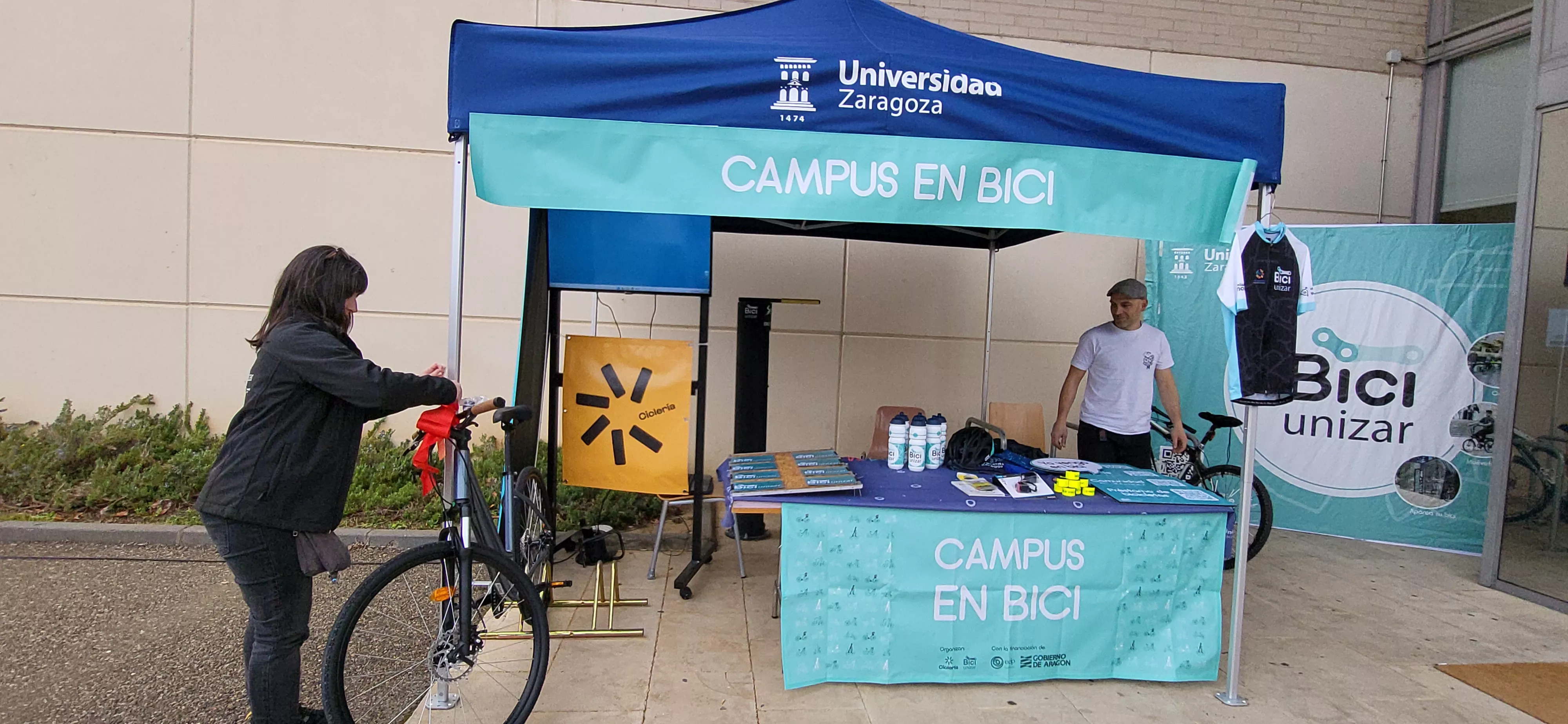 Celebración en el campus de Huesca de "Jueves a Piñón" con La Ciclería. Foto Mercedes Manterola