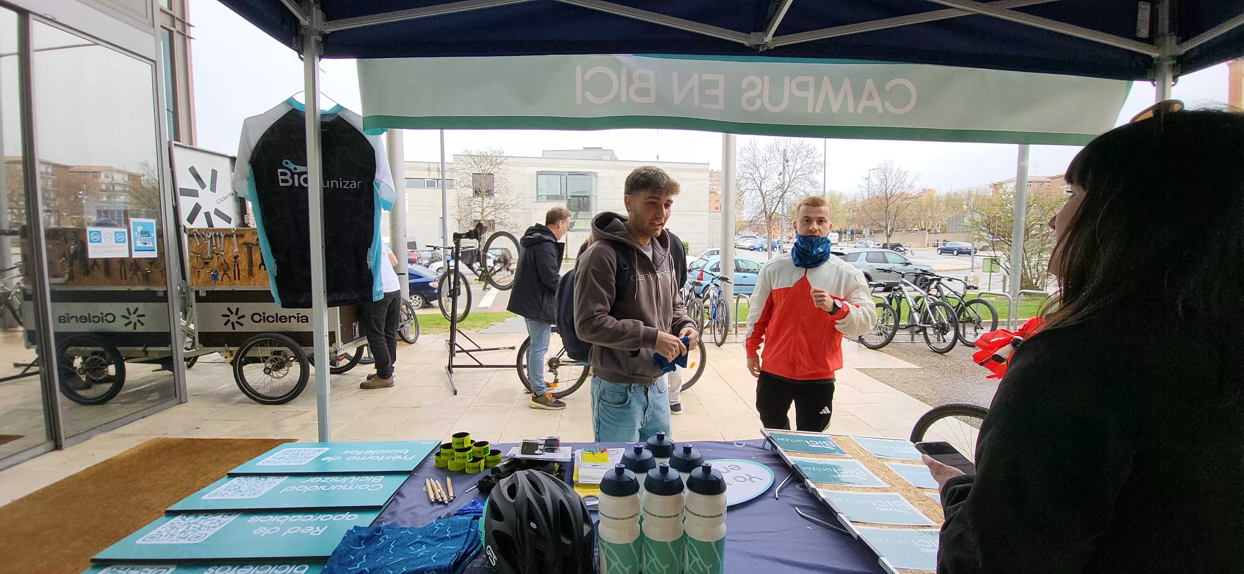 Celebración en el campus de Huesca de "Jueves a Piñón" con La Ciclería. Foto Mercedes Manterola