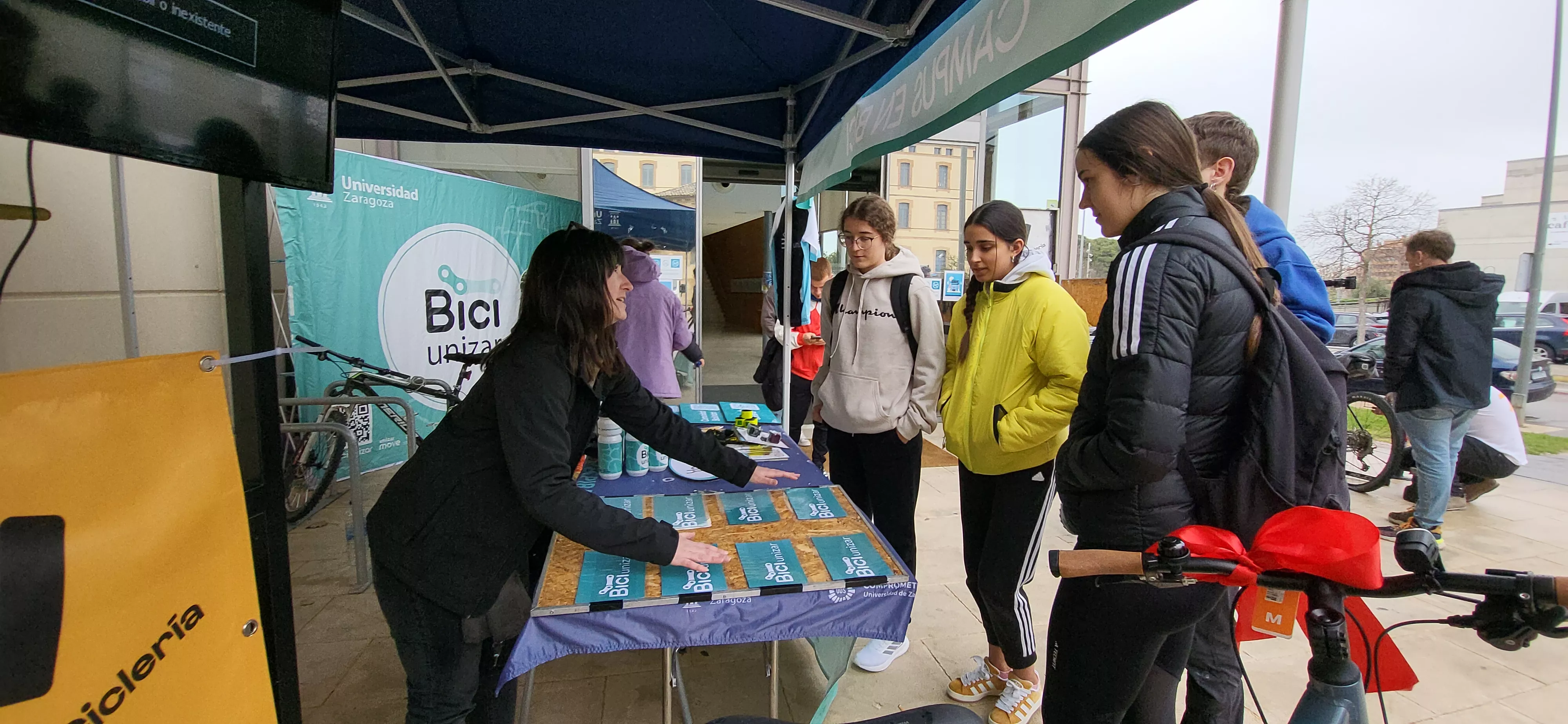 Celebración en el campus de Huesca de "Jueves a Piñón" con La Ciclería. Foto Mercedes Manterola