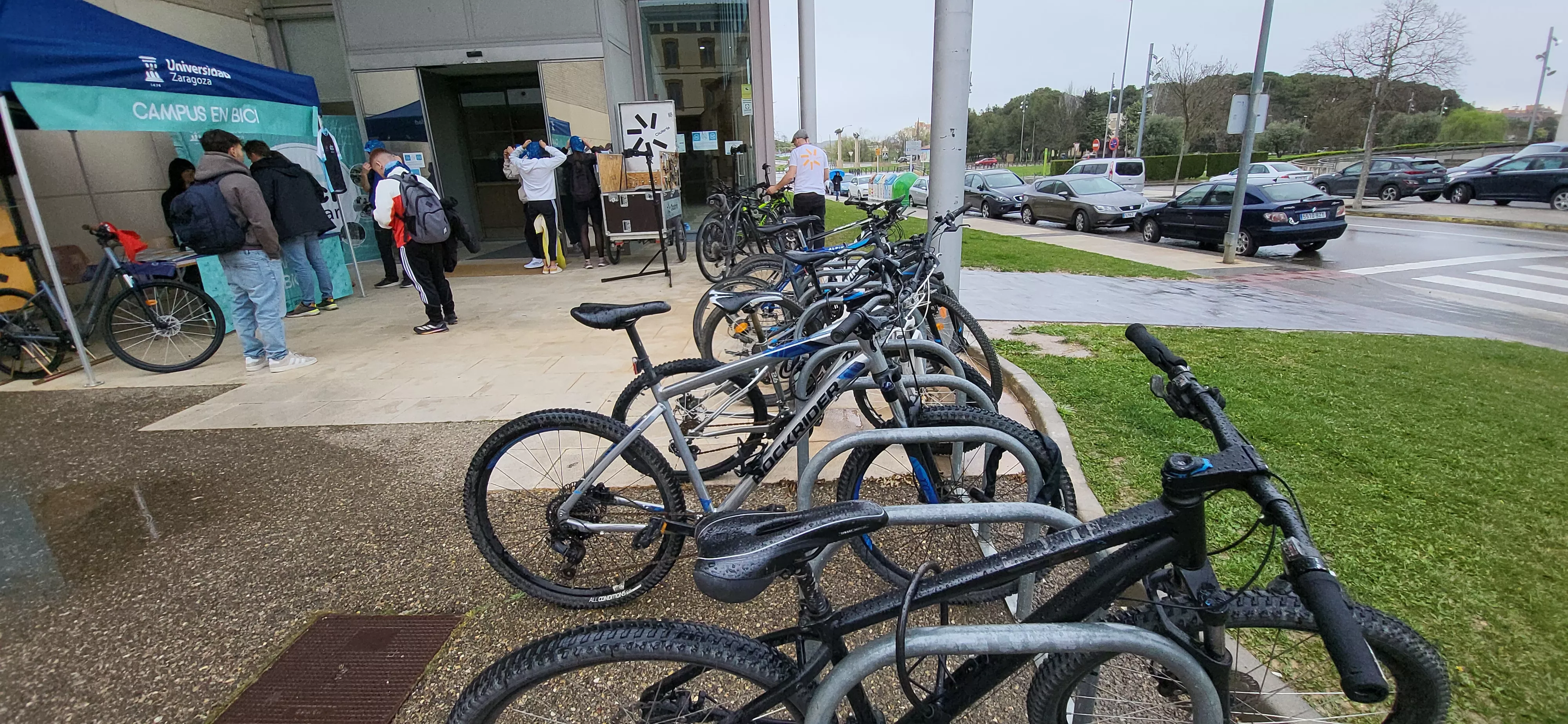 Celebración en el campus de Huesca de "Jueves a Piñón" con La Ciclería. Foto Mercedes Manterola