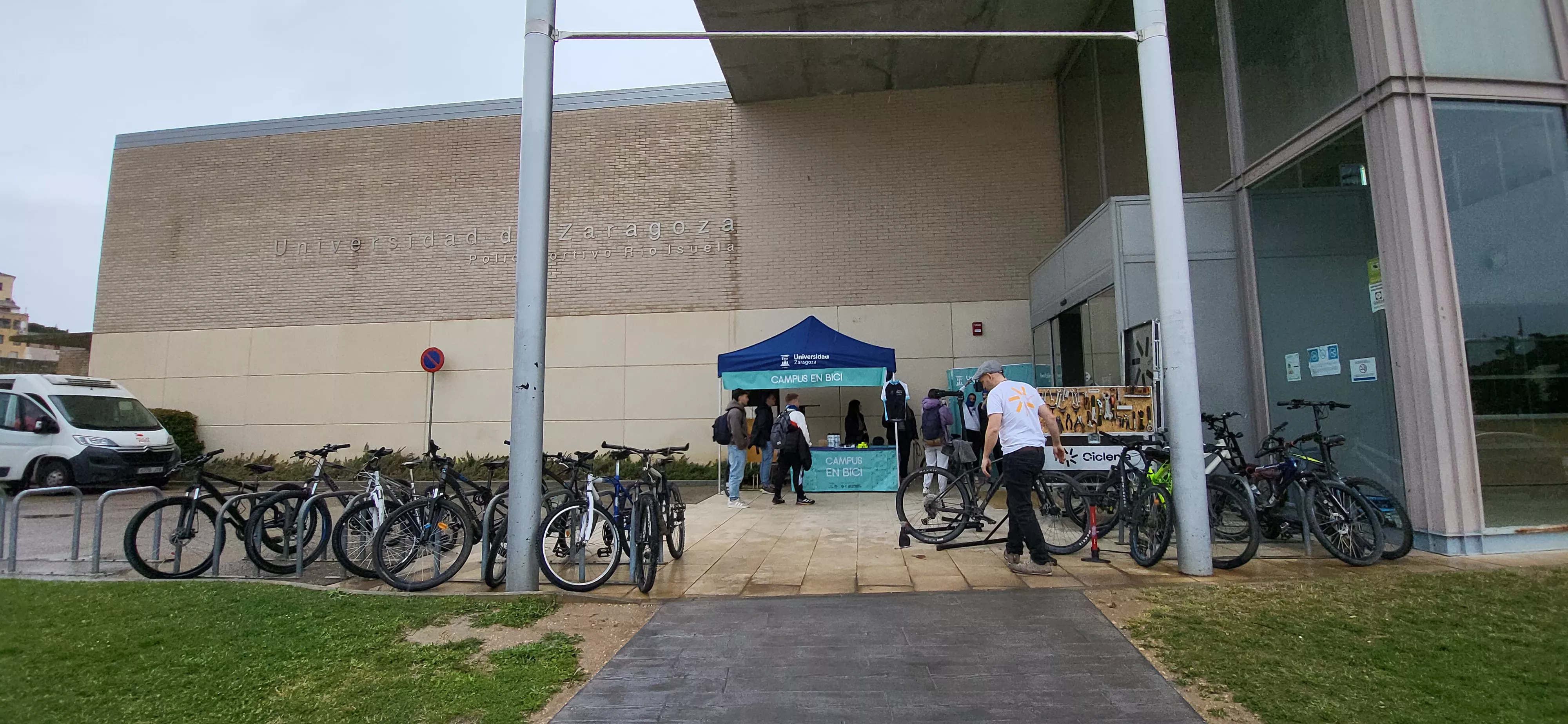 Celebración en el campus de Huesca de "Jueves a Piñón" con La Ciclería. Foto Mercedes Manterola