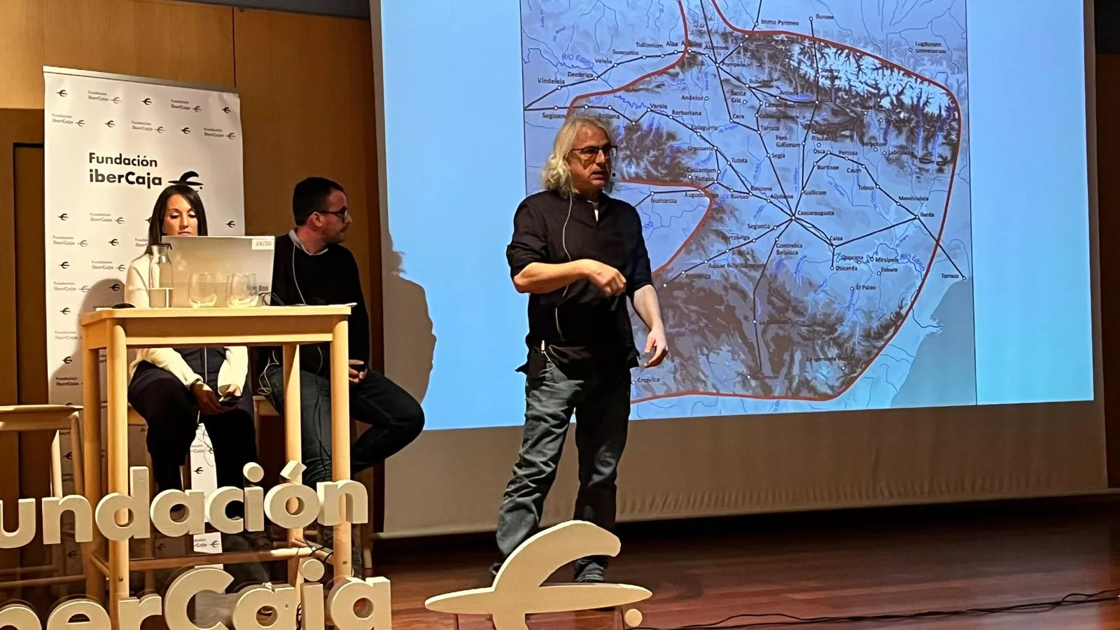 José Ángel Asensio, de pie, junto con Lara Iñiguez y Jorge Angás, en la charla sobre El Forau de la Tuta.