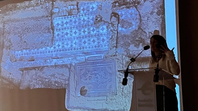 Imagen de los dos mosaicos hallados. Imagen de los dos mosaicos hallados.