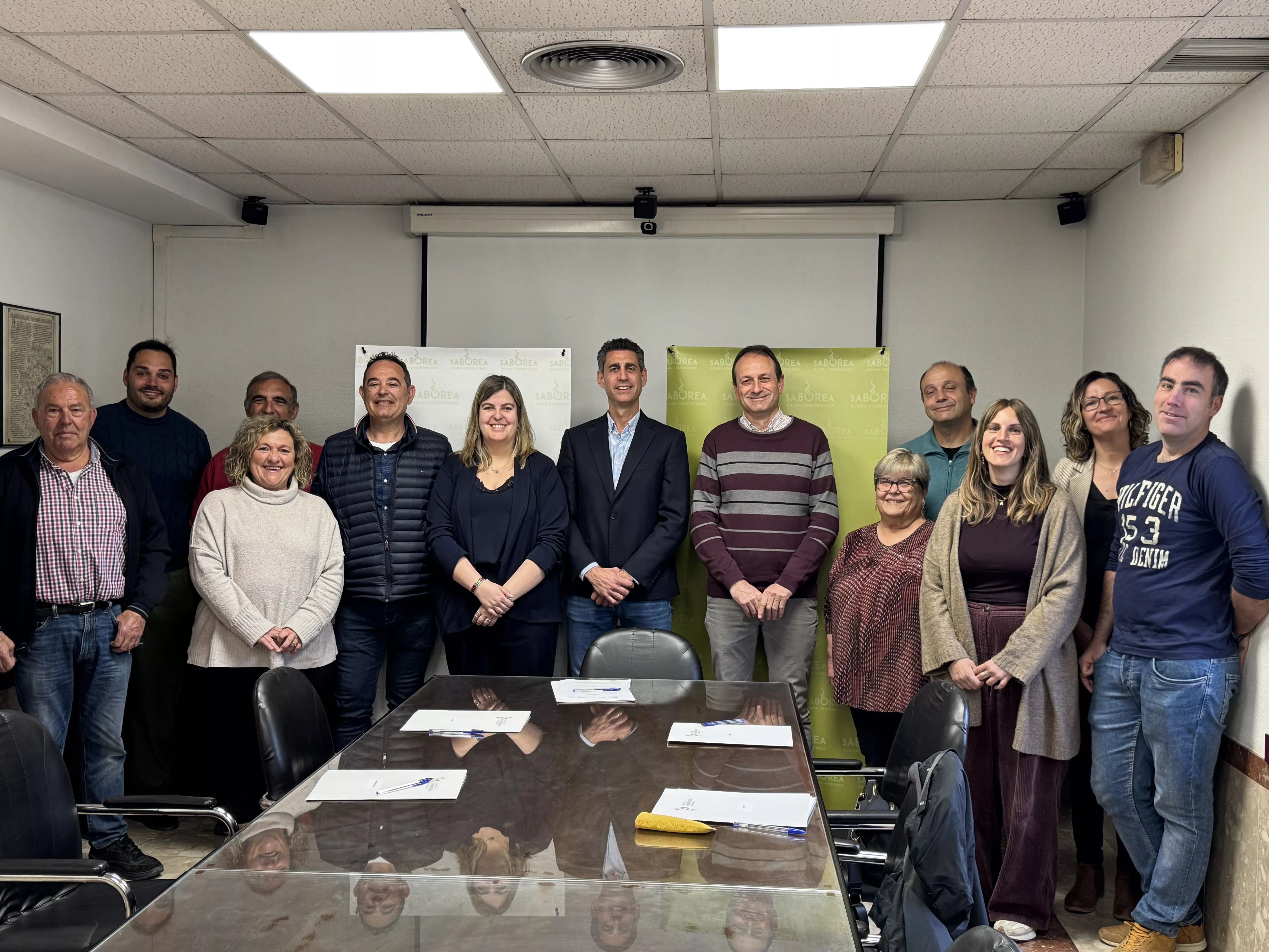 Alcaldes que han suscrito el convenio para la recuperación de patrimonio con el presidente y vicepresidenta de la Comarca del Somontano.