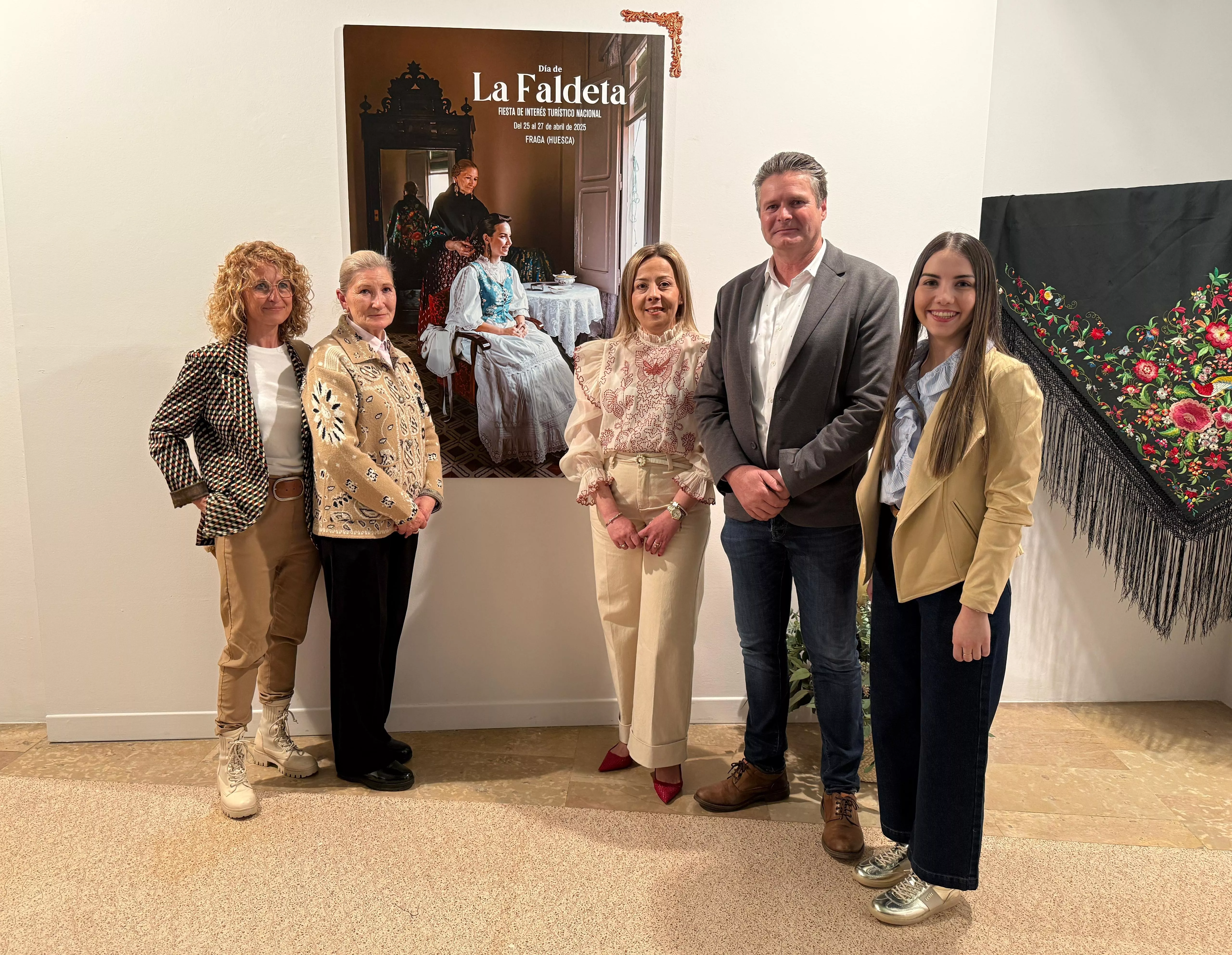 Mar Montull, Paquita Casas, María José Barrafón, Ignacio Gramún y Alba Buisán con el cartel del Día de la Faldeta.