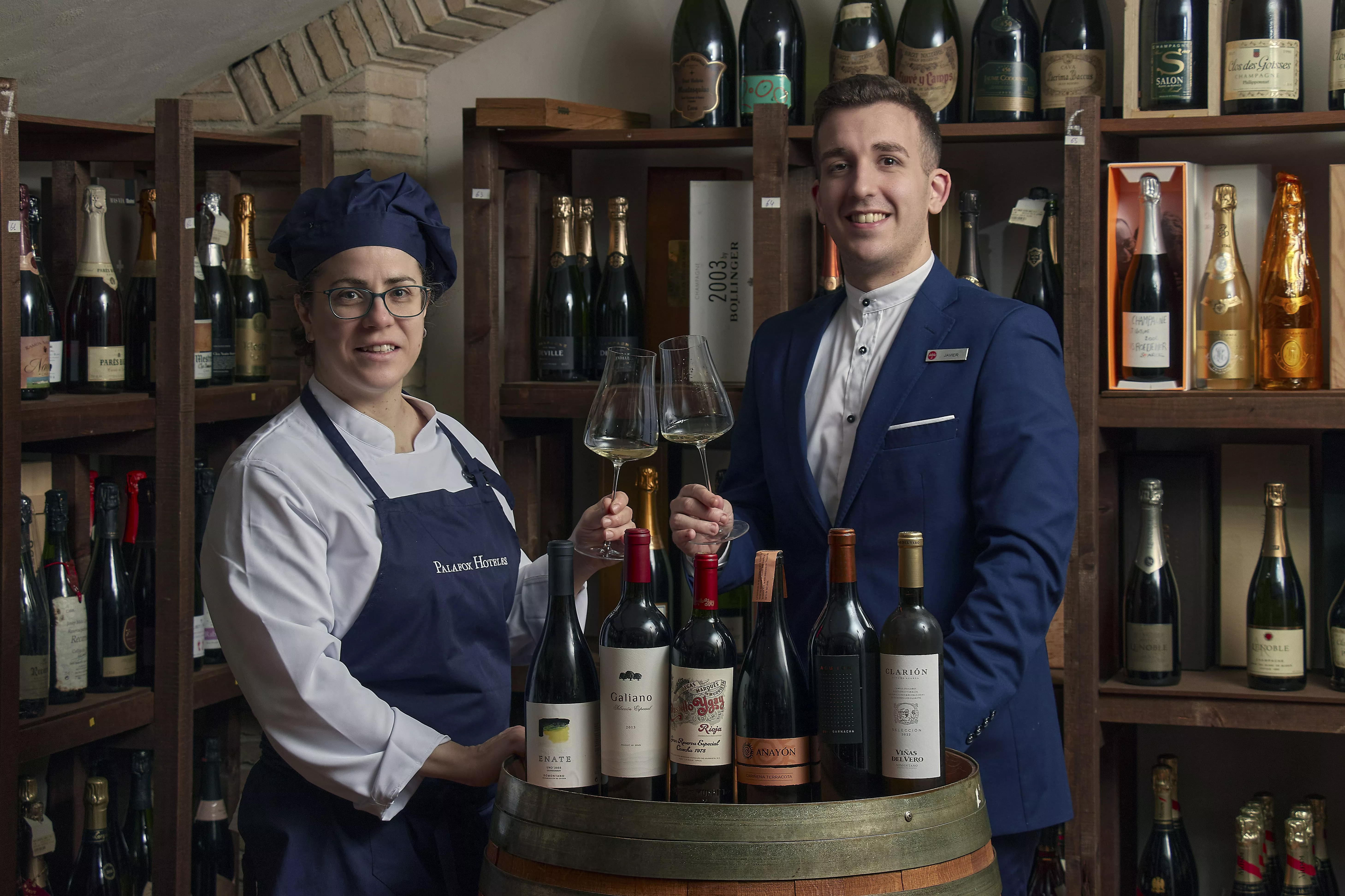 Noelia Andía y Javier Jiménez en la bodega del Restaurante Aragonia Palafox