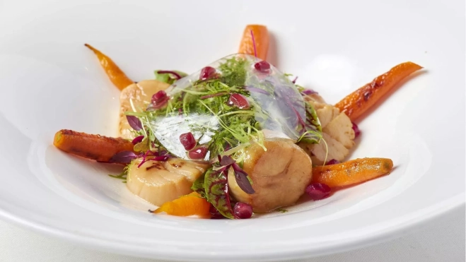 Vieira macerada en soja fermentada zanahoria asada y granada con brotes tiernos Vieira macerada en soja fermentada zanahoria asada y granada con brotes tiernos