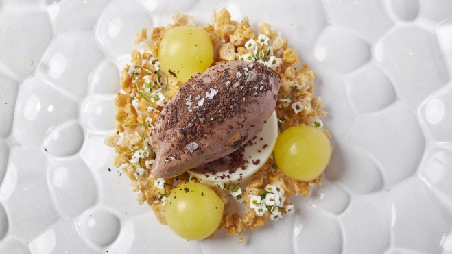 Helado de cacao, sal en escamas, crujiente de pan y A.O.V.E Helado de cacao, sal en escamas, crujiente de pan y A.O.V.E