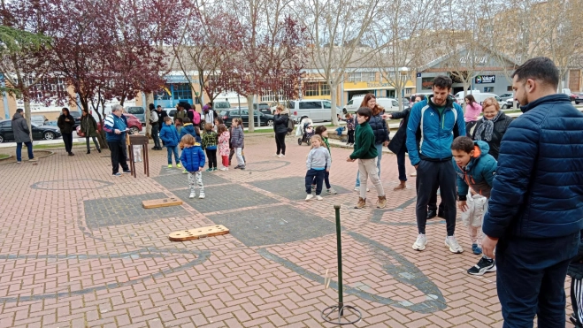 Juegos en el Barrio de la Encarnación, vista de los juegos
