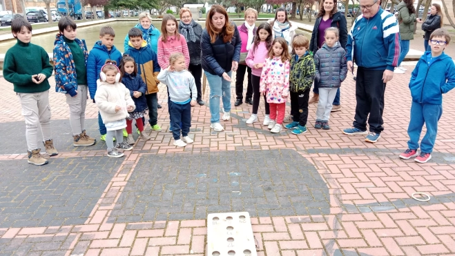 Juegos tradicionales en el barrio de la Encarnación, hoyetes,