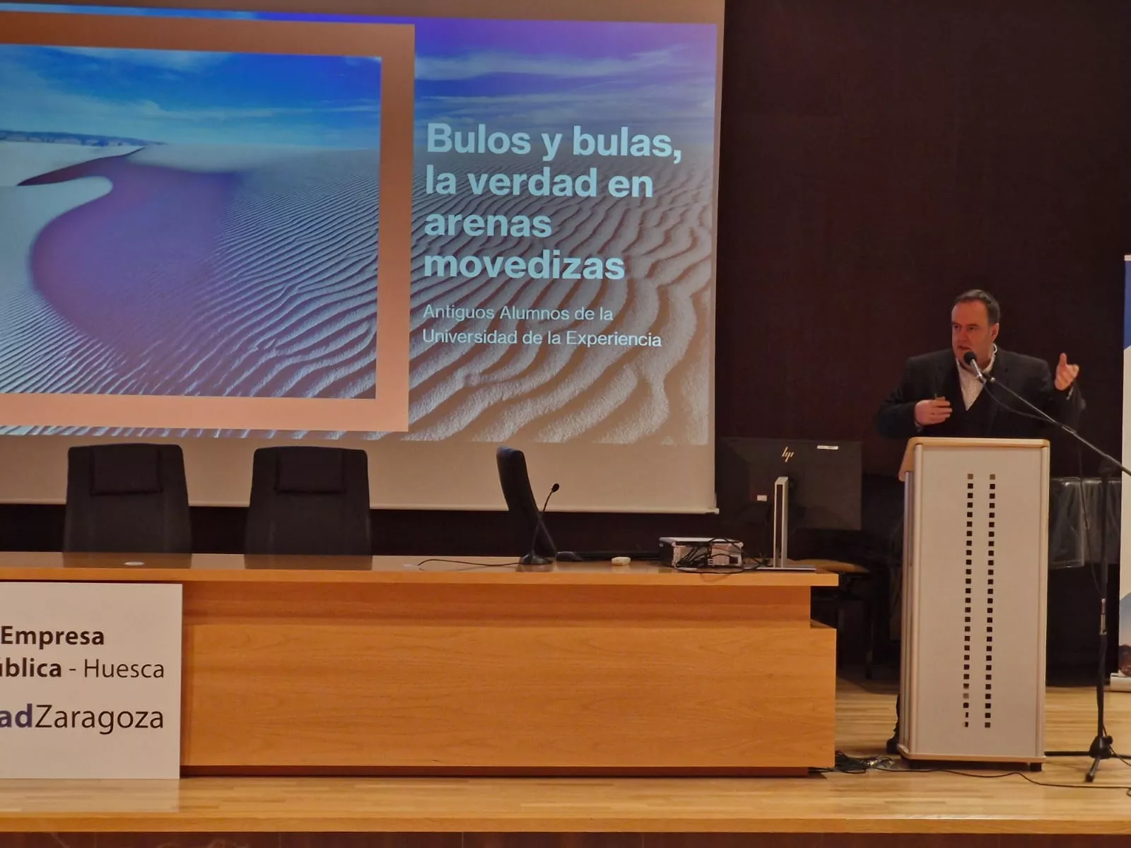 Javier García Antón en la Facultad de Empresa de Huesca. Foto José María García