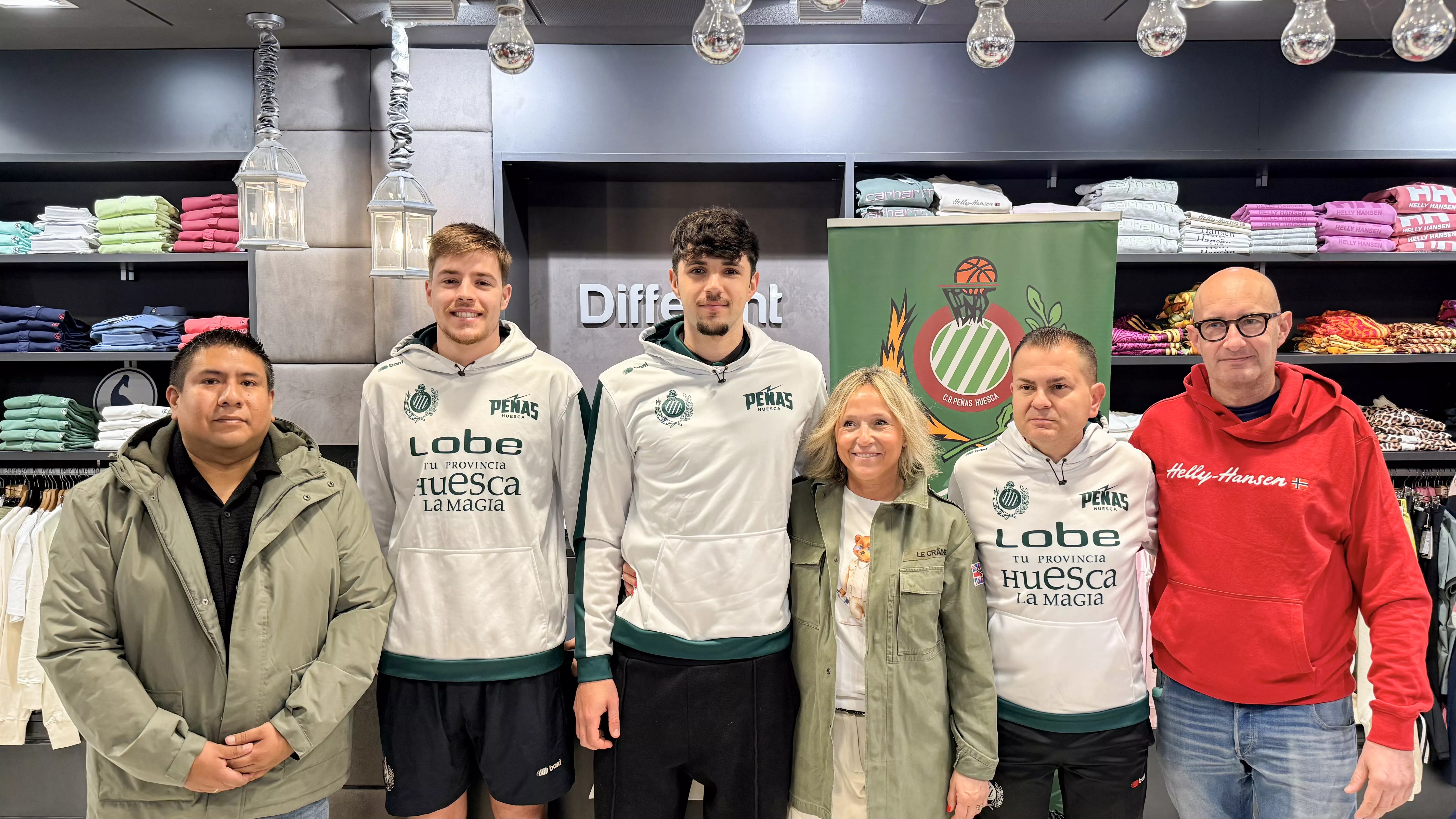 Eric Guardamino, Héctor Figueroa, Guillem Vázquez y Rafa Sanz con los propietarios de Different Urban, Yolanda Rey y Javier Gella