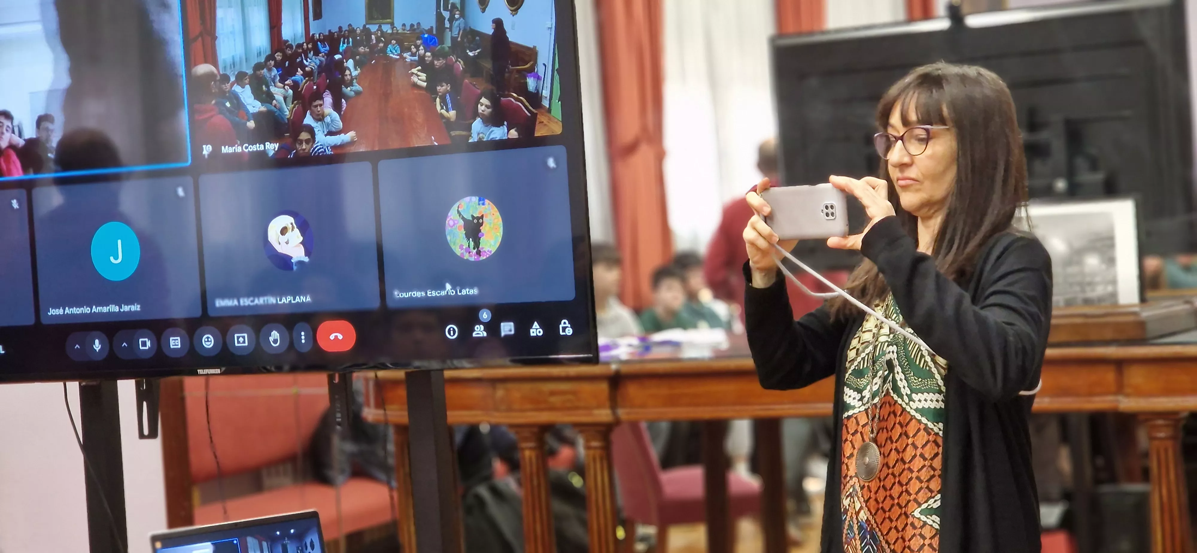 Videoconferencia del IES Ramón y Cajal con el 25 de abril de Alfafar. Foto Myriam Martínez