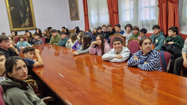 Videoconferencia del IES Ramón y Cajal con el 25 de abril de Alfafar. Foto Myriam Martínez Videoconferencia del IES Ramón y Cajal con el 25 de abril de Alfafar. Foto Myriam Martínez