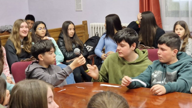 Videoconferencia del IES Ramón y Cajal con el 25 de abril de Alfafar. Foto Myriam Martínez Videoconferencia del IES Ramón y Cajal con el 25 de abril de Alfafar. Foto Myriam Martínez