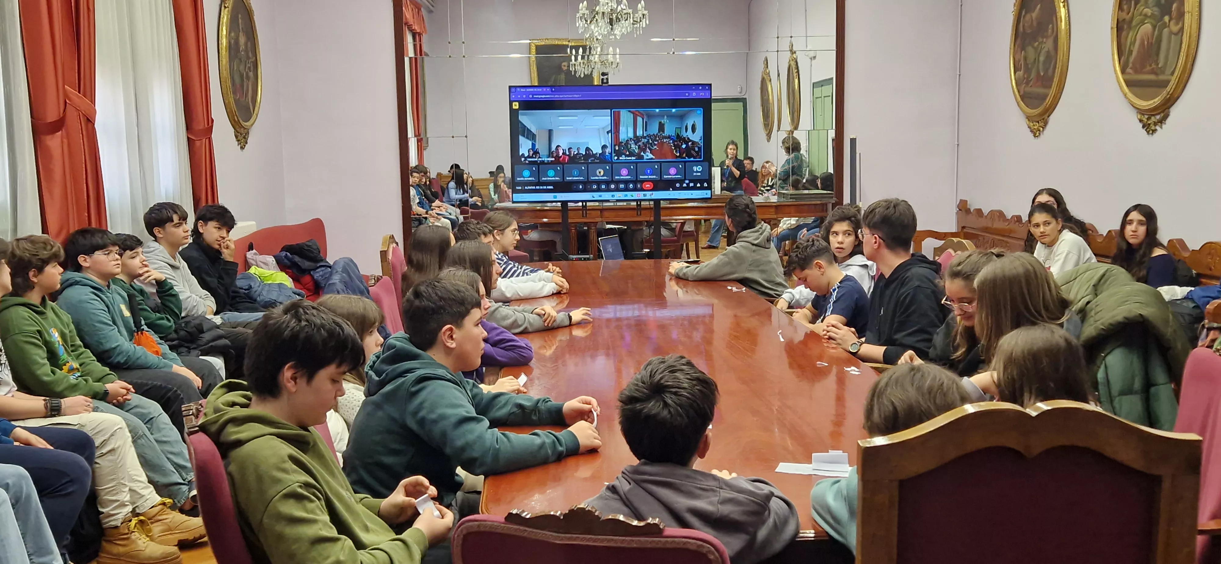 Videoconferencia del IES Ramón y Cajal con el 25 de abril de Alfafar. Foto Myriam Martínez