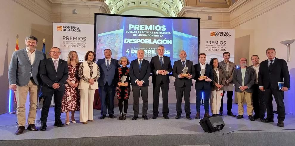 Foto de familia de las autoridades y premiados.