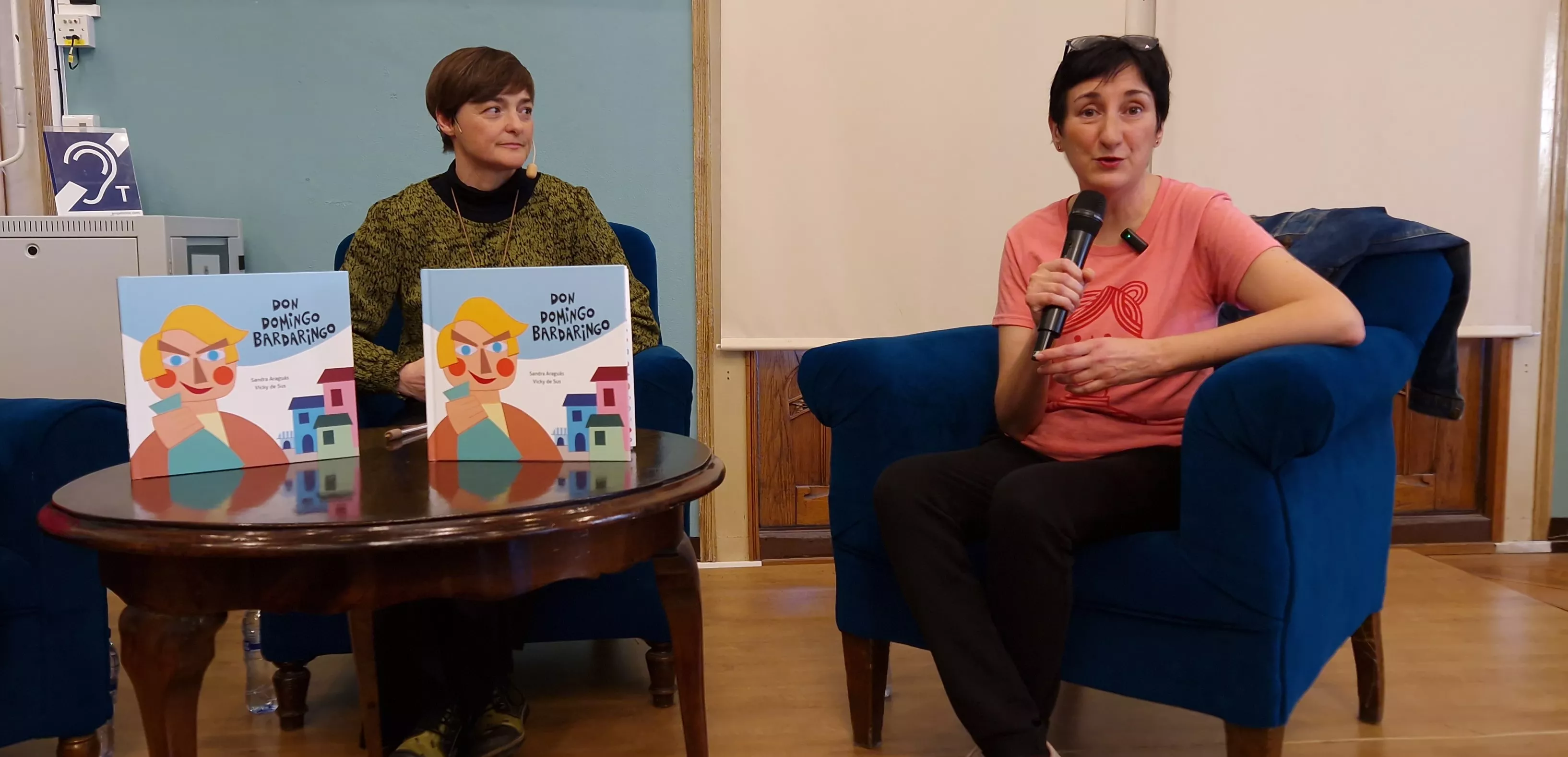 Sandra Araguás y Vicky de Sus, presentando el álbum ilustrado Don Domingo Bardaringo. Foto Myriam Martínez