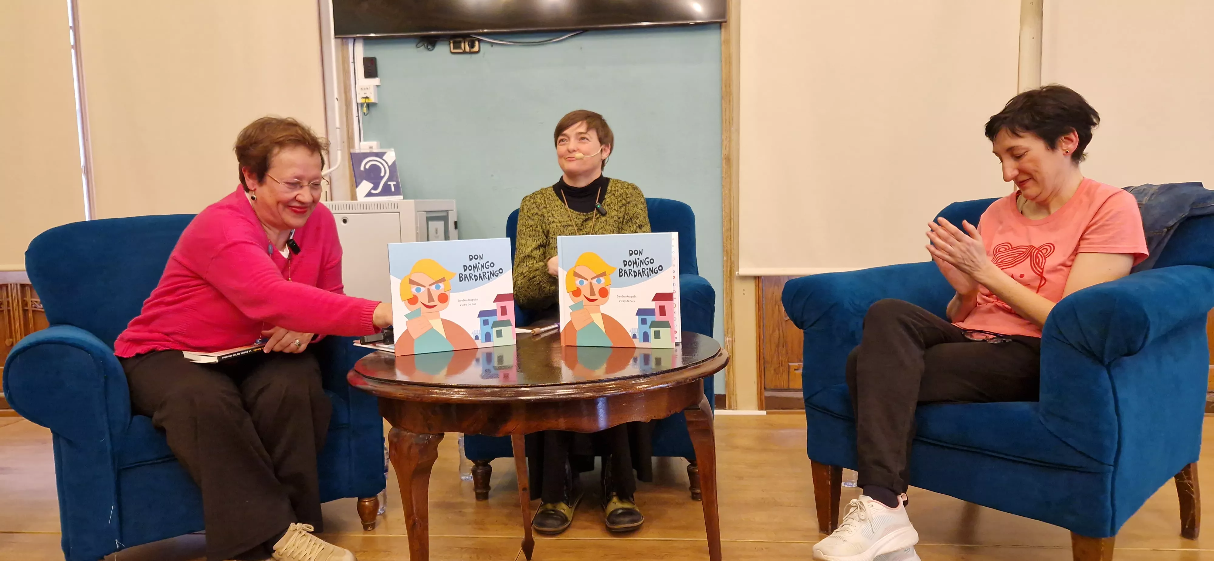 Charo Ochoa, Sandra Araguás y Vicky de Sus, presentando el álbum ilustrado Don Domingo Bardaringo. Foto Myriam Martínez