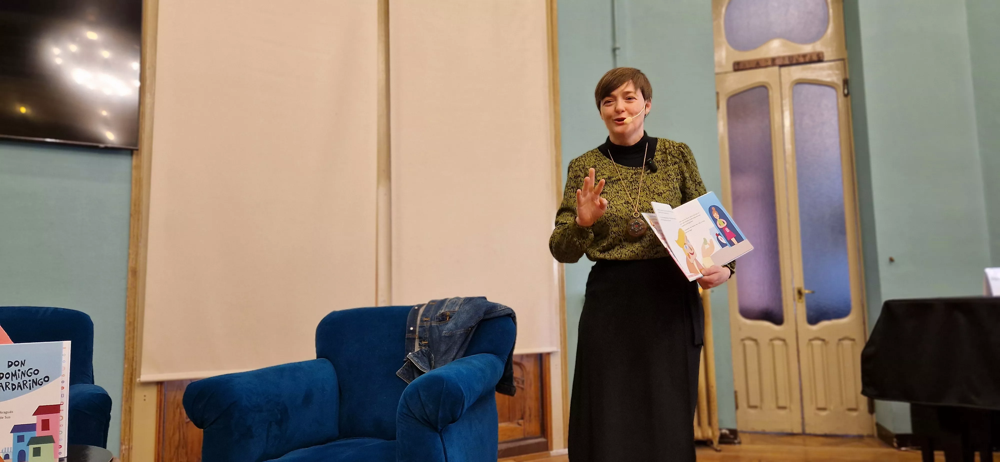 Sandra Araguás, presentando el álbum ilustrado Don Domingo Bardaringo. Foto Myriam Martínez