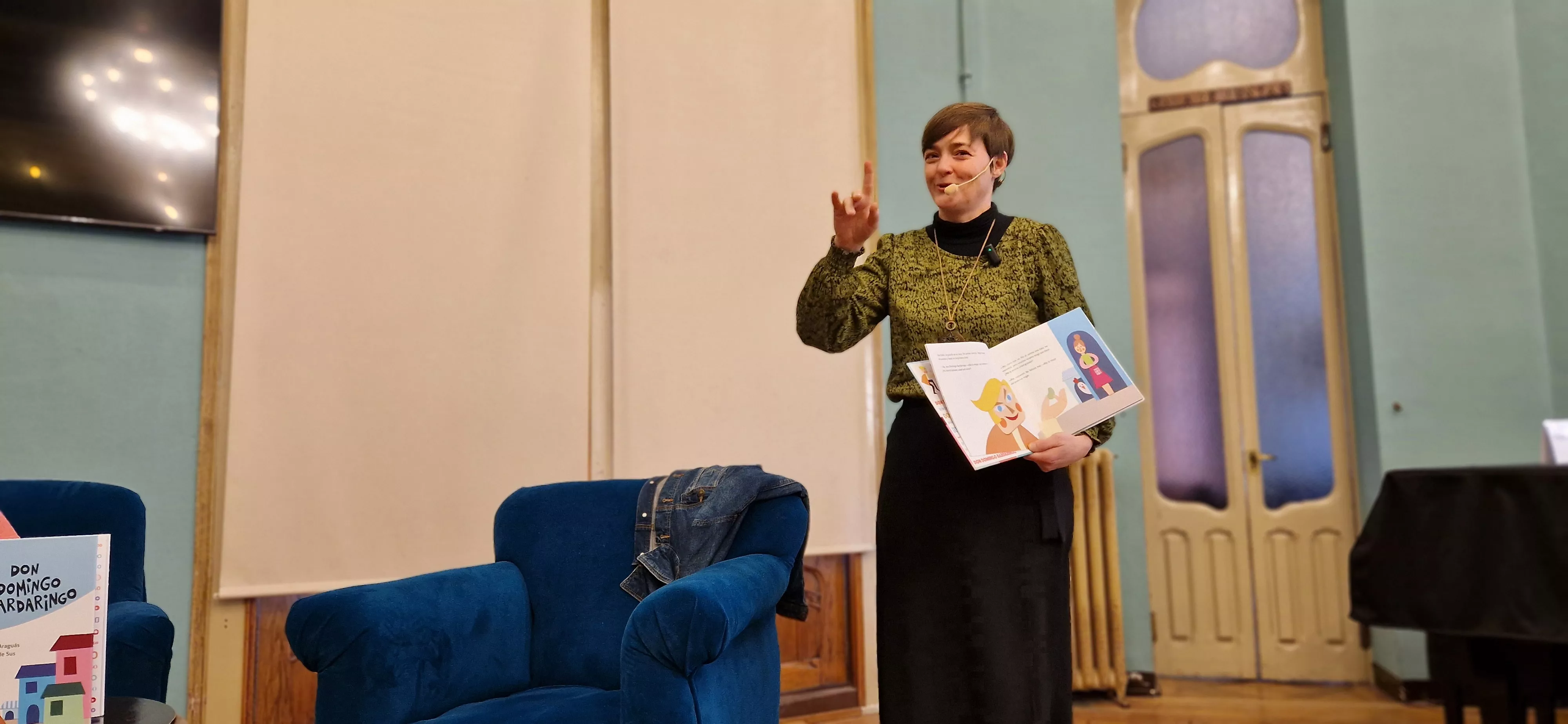 Sandra Araguás, presentando el álbum ilustrado Don Domingo Bardaringo. Foto Myriam Martínez