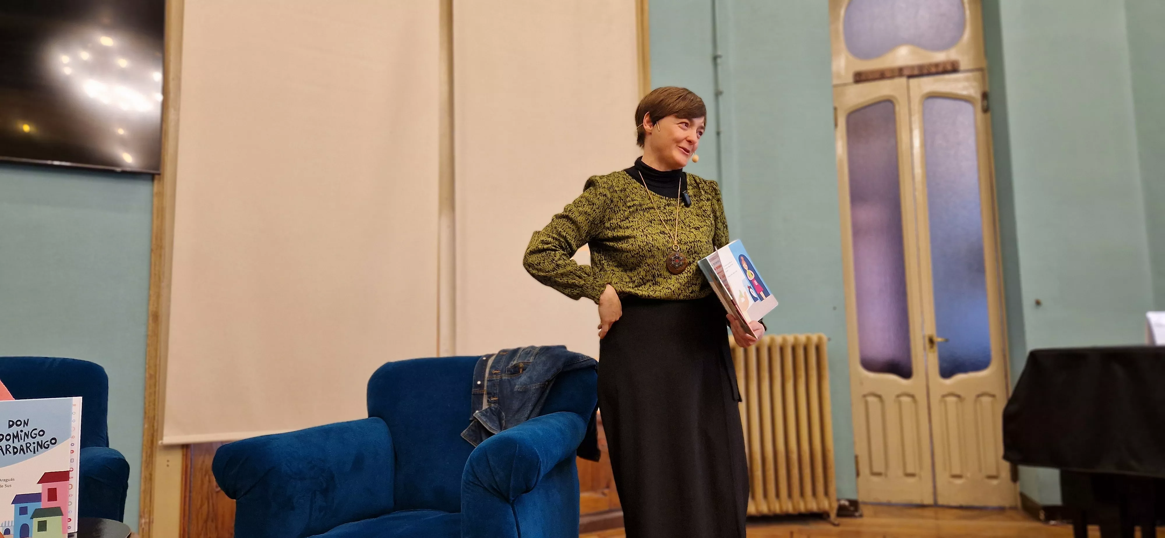 Sandra Araguás, presentando el álbum ilustrado Don Domingo Bardaringo. Foto Myriam Martínez