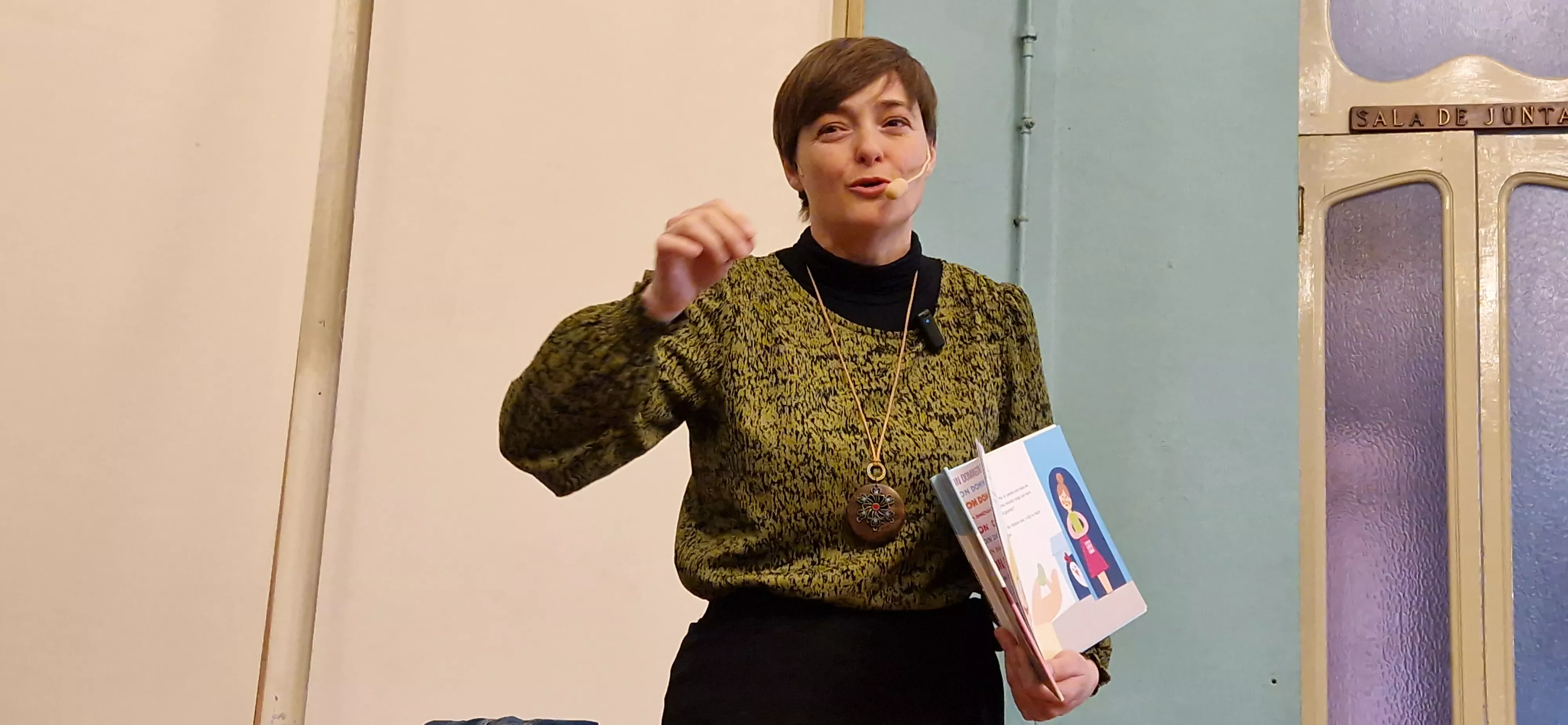Sandra Araguás, presentando el álbum ilustrado Don Domingo Bardaringo. Foto Myriam Martínez