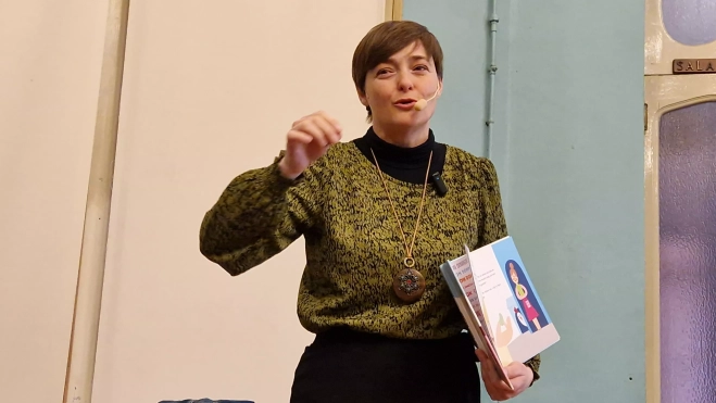 Sandra Araguás, presentando el álbum ilustrado Don Domingo Bardaringo. Foto Myriam Martínez