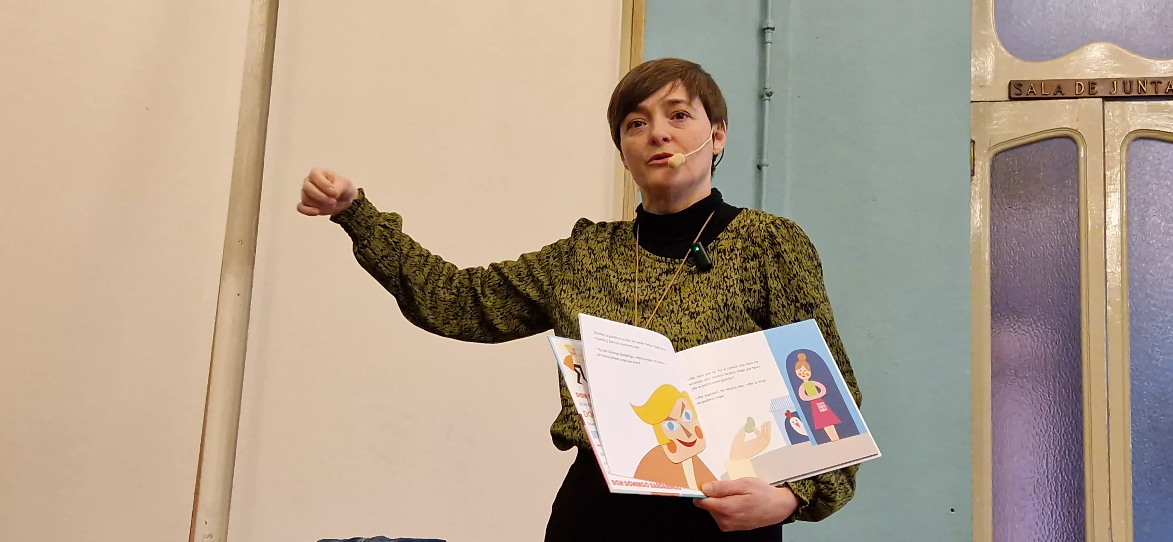 Sandra Araguás, presentando el álbum ilustrado Don Domingo Bardaringo. Foto Myriam Martínez