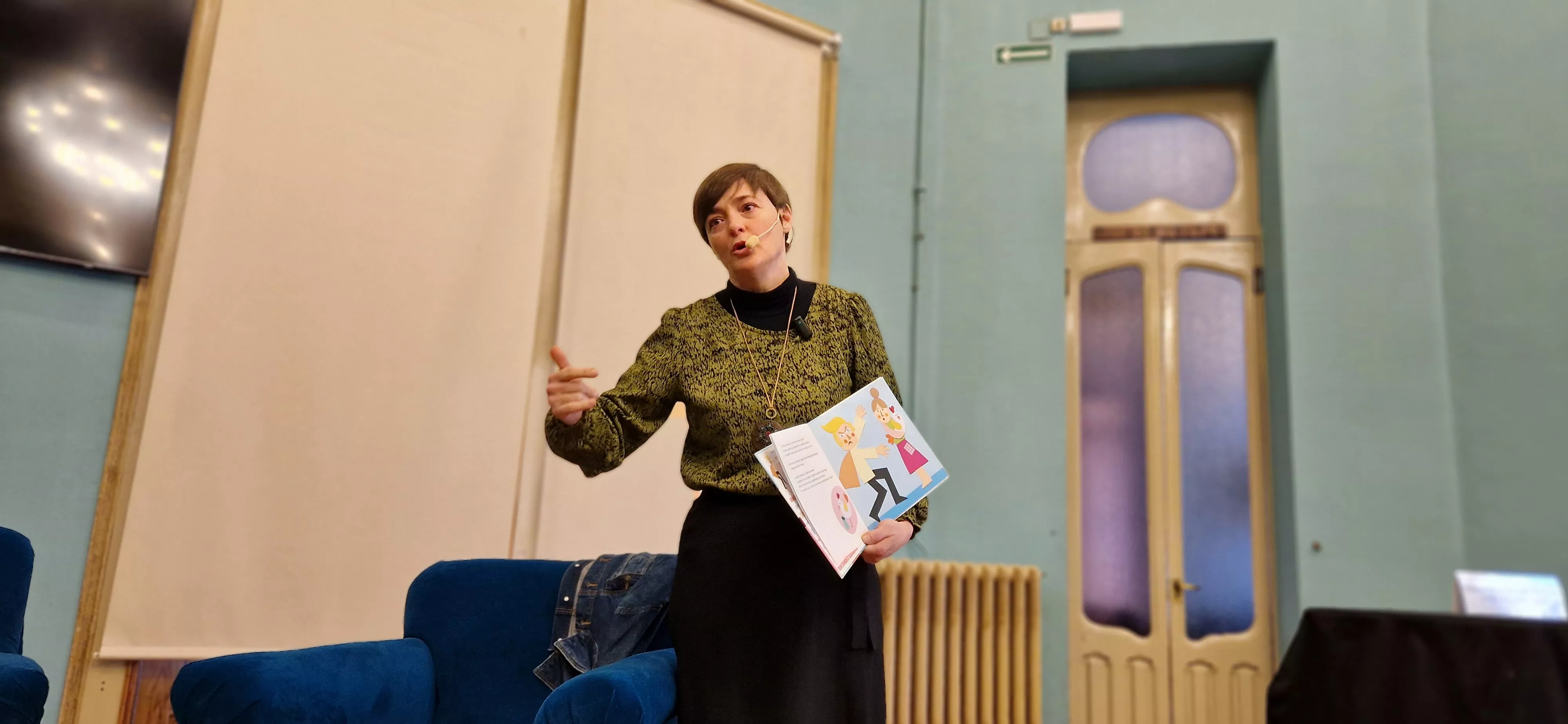 Sandra Araguás, presentando el álbum ilustrado Don Domingo Bardaringo. Foto Myriam Martínez