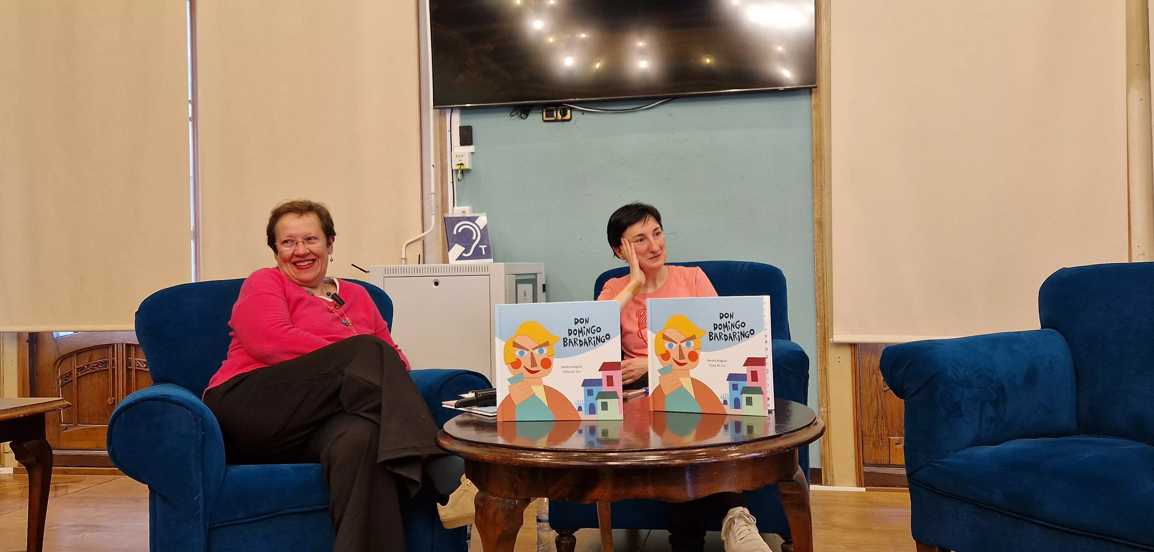 Charo Ochoa y Vicky de Sus, en la presentación de Don Domingo Bardaringo. Foto Myriam Martínez