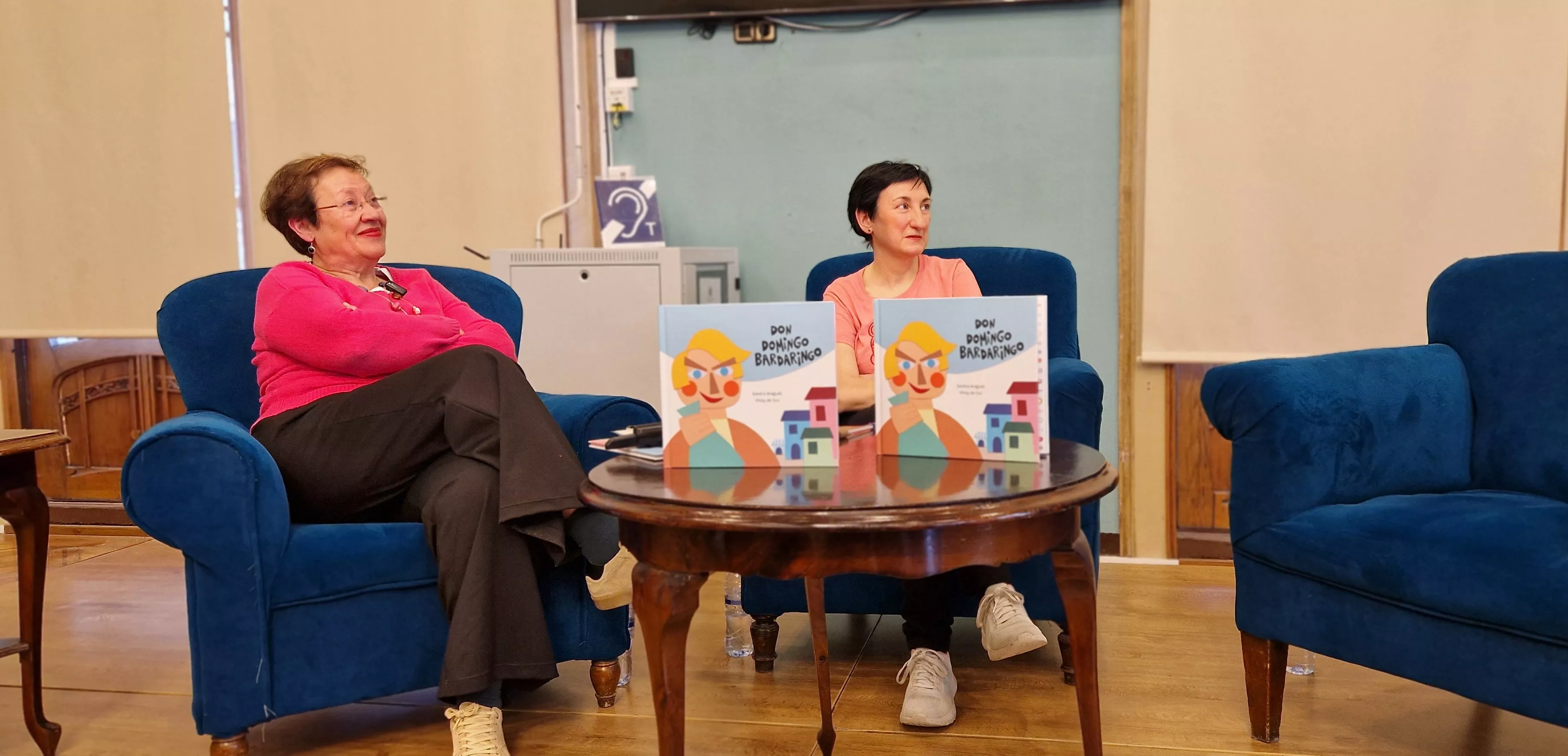 Charo Ochoa y Vicky de Sus, en la presentación de Don Domingo Bardaringo. Foto Myriam Martínez