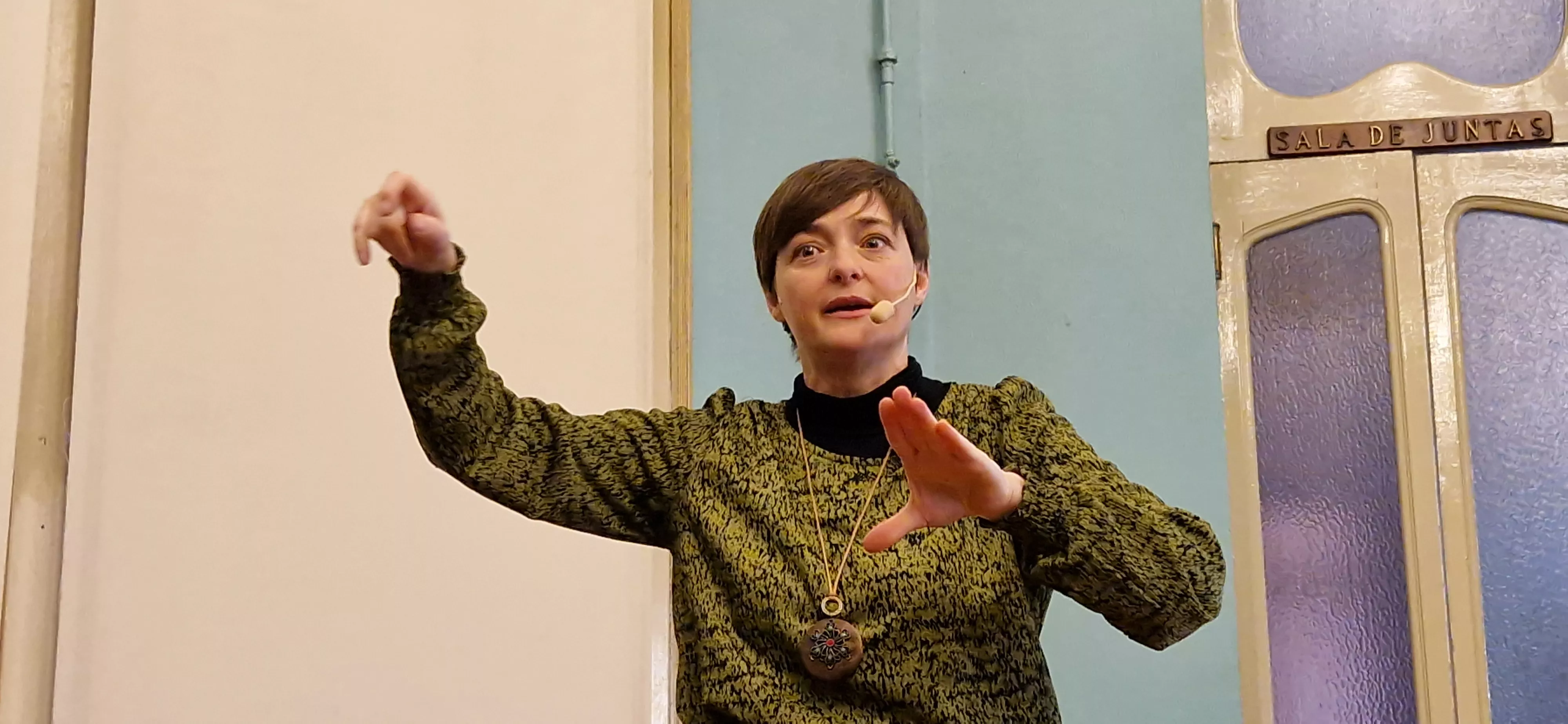 Sandra Araguás, presentando el álbum ilustrado Don Domingo Bardaringo. Foto Myriam Martínez