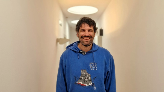 Charla de Asier de la Iglesia en Huesca sobre esclerosis múltiple. Foto Myriam Martínez