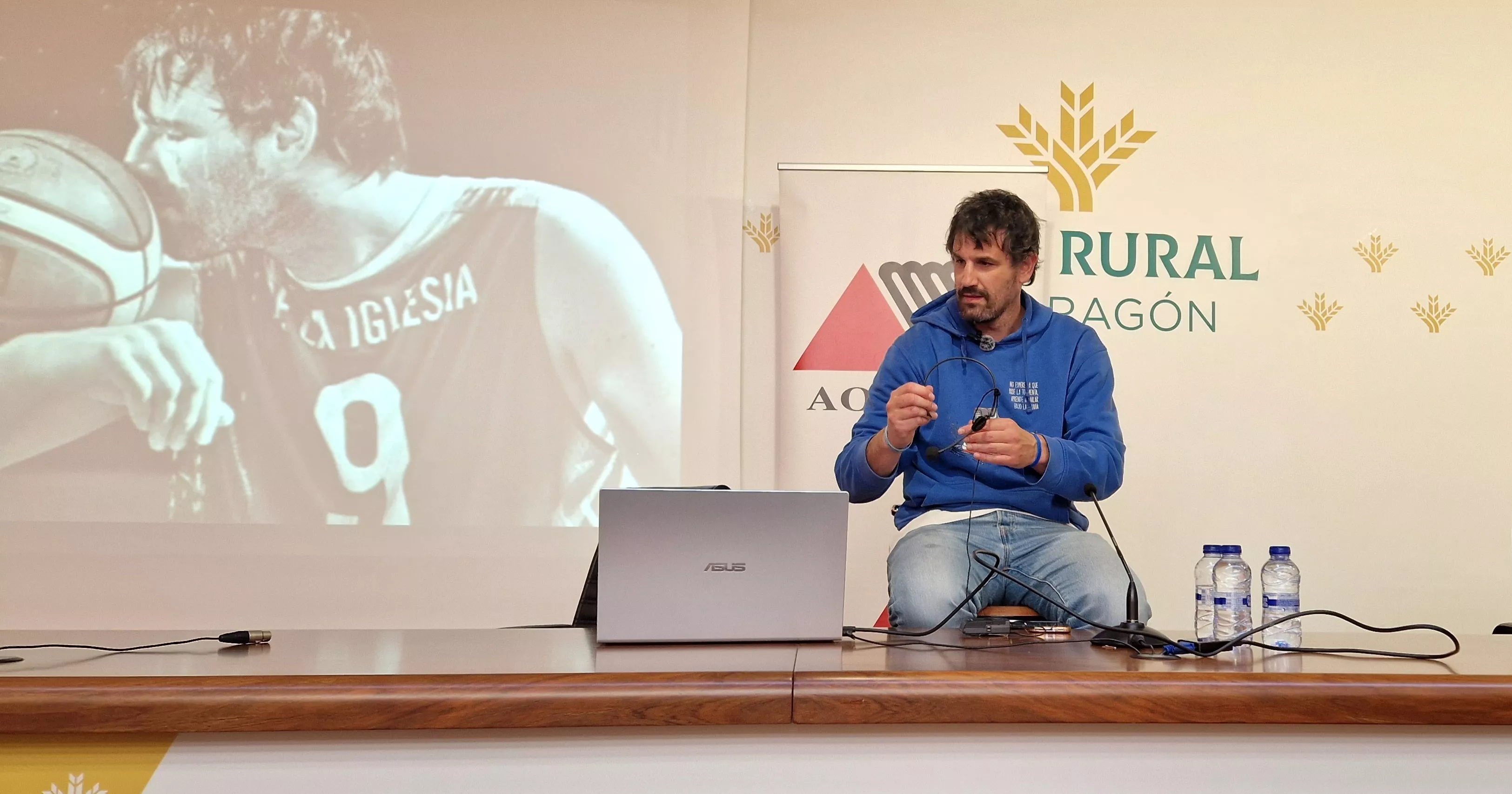 Charla de Asier de la Iglesia en Huesca sobre esclerosis múltiple. Foto Myriam Martínez