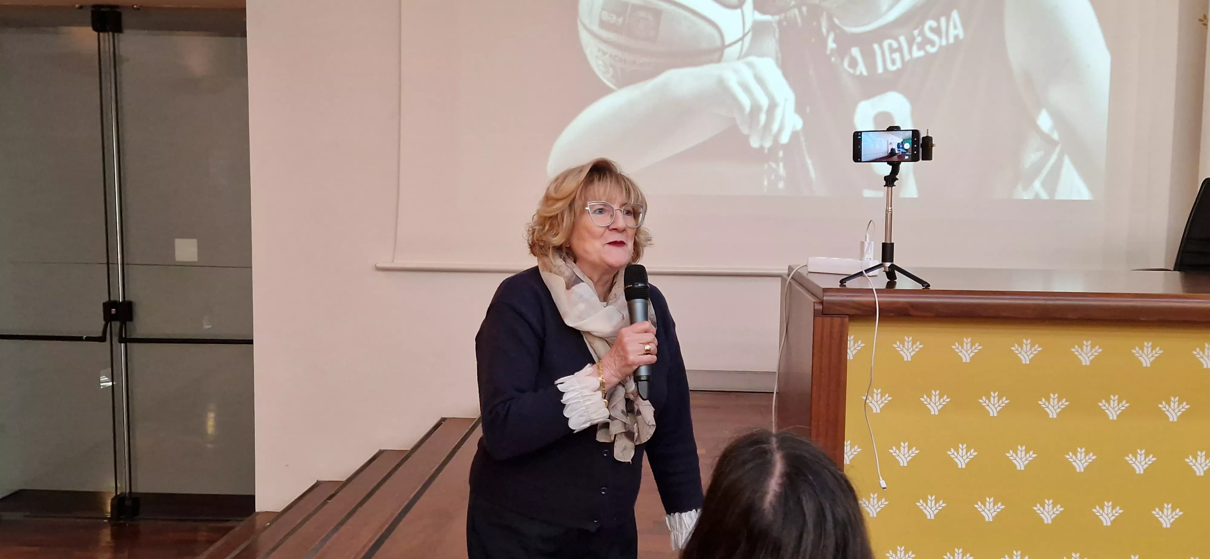Peña Hernando, en la charla de Asier de la Iglesia en Huesca sobre esclerosis múltiple. Foto Myriam Martínez
