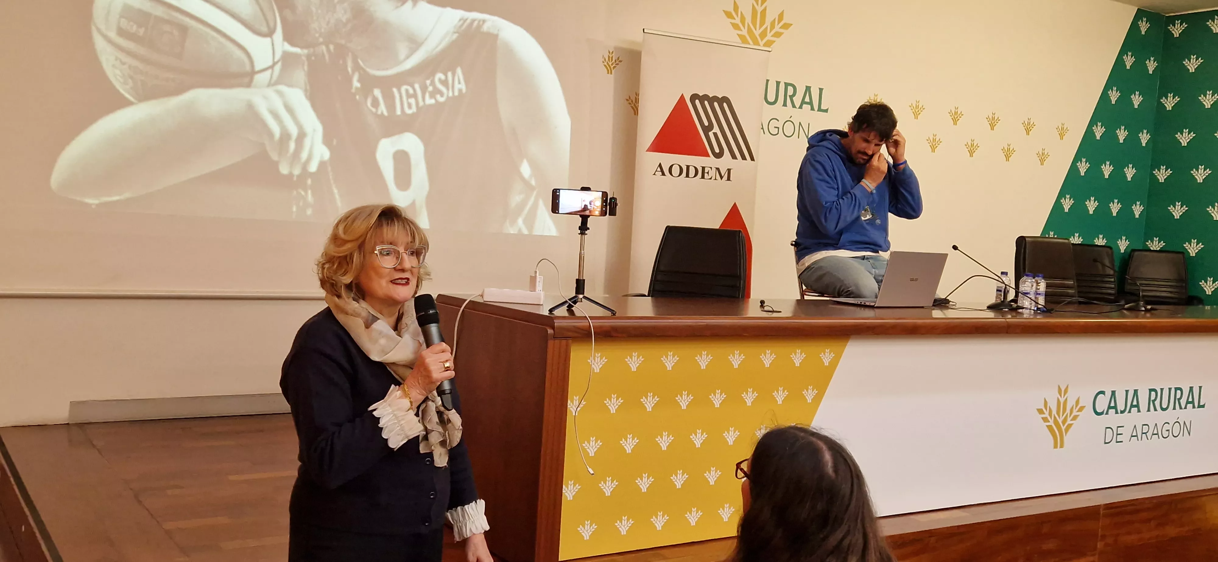 Charla de Asier de la Iglesia en Huesca sobre esclerosis múltiple. Foto Myriam Martínez