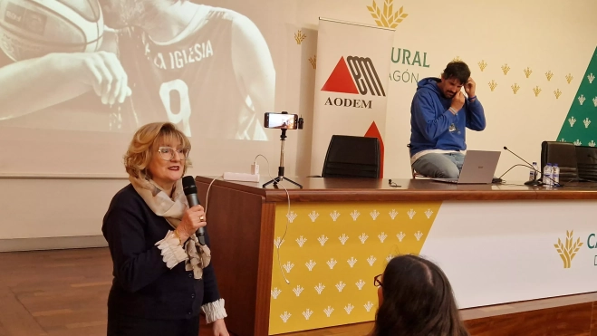 Charla de Asier de la Iglesia en Huesca sobre esclerosis múltiple. Foto Myriam Martínez