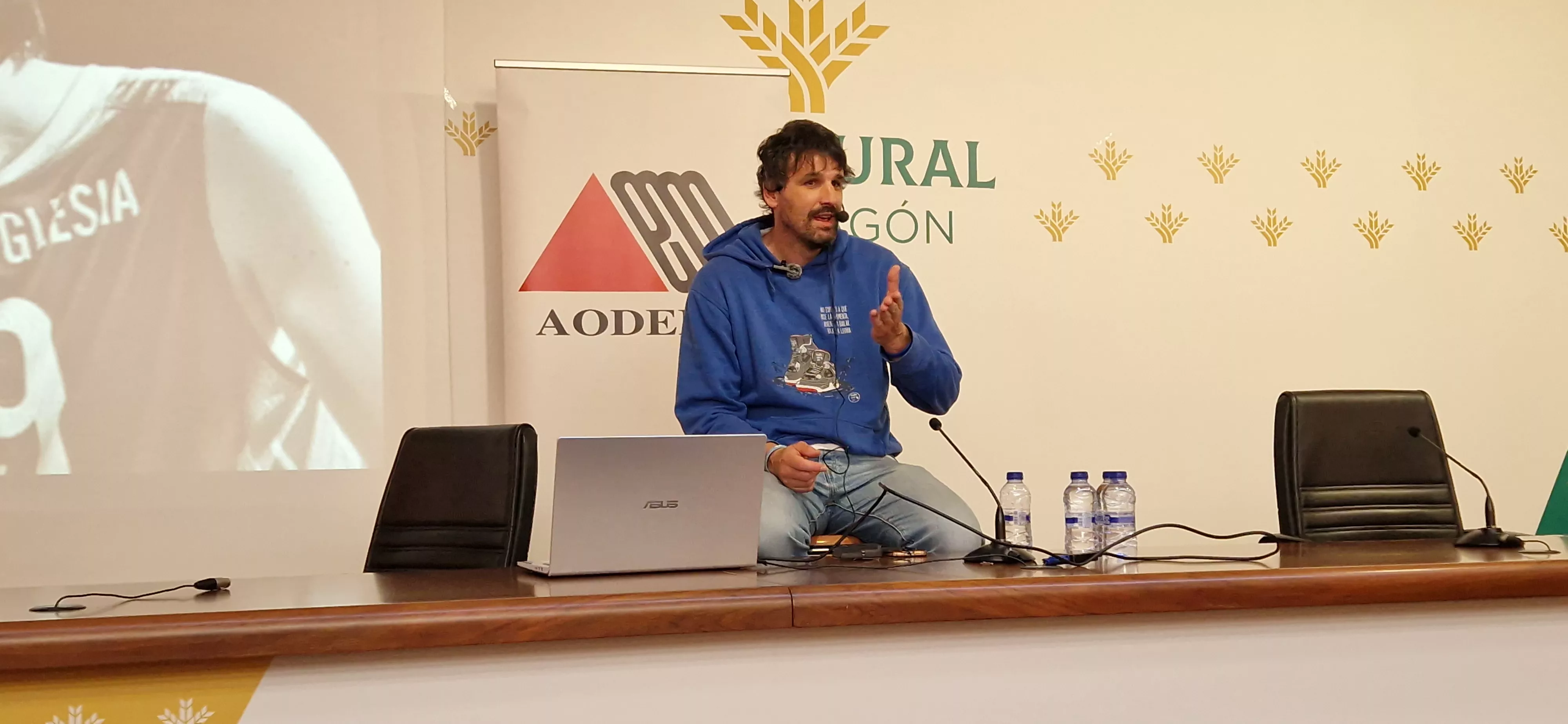 Charla de Asier de la Iglesia en Huesca sobre esclerosis múltiple. Foto Myriam Martínez