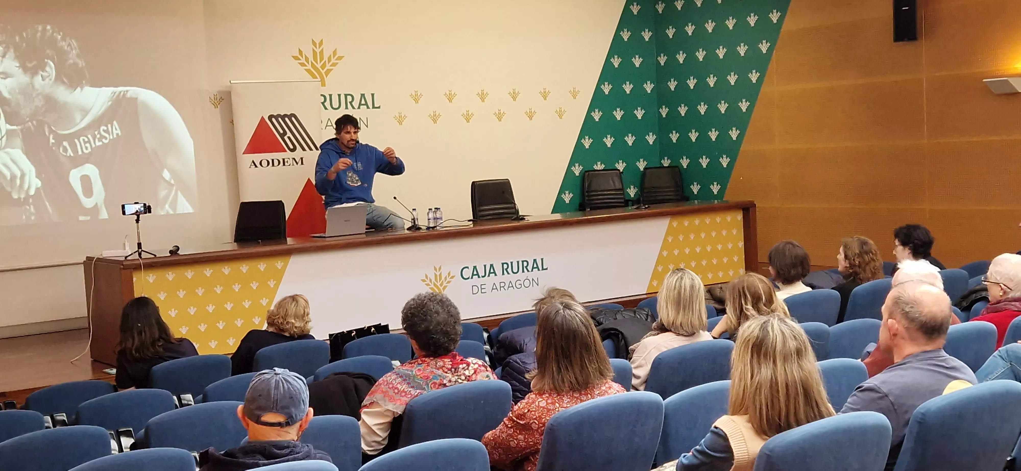 Charla de Asier de la Iglesia en Huesca sobre esclerosis múltiple. Foto Myriam Martínez