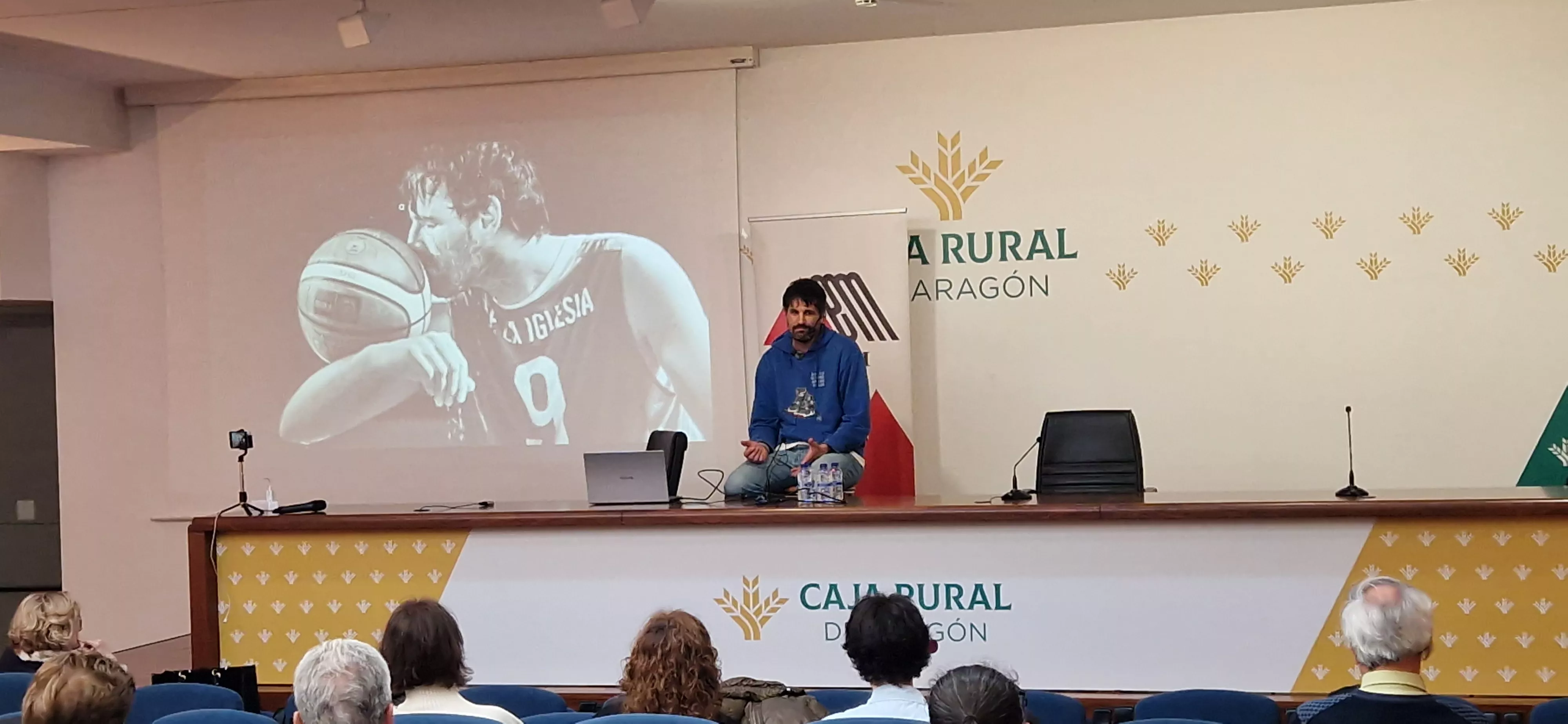 Charla de Asier de la Iglesia en Huesca sobre esclerosis múltiple. Foto Myriam Martínez