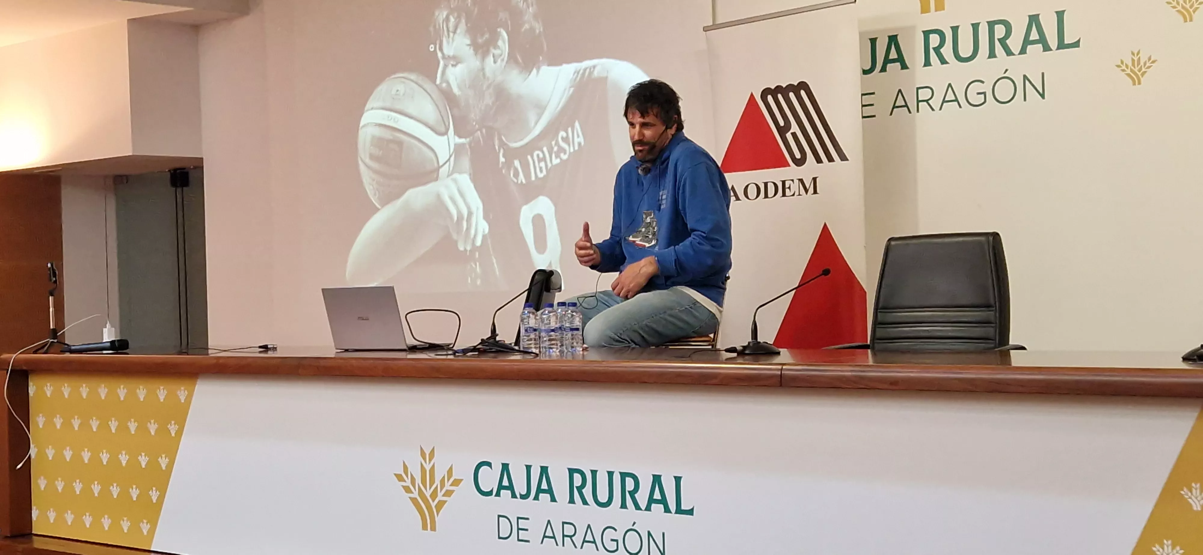 Charla de Asier de la Iglesia en Huesca sobre esclerosis múltiple. Foto Myriam Martínez