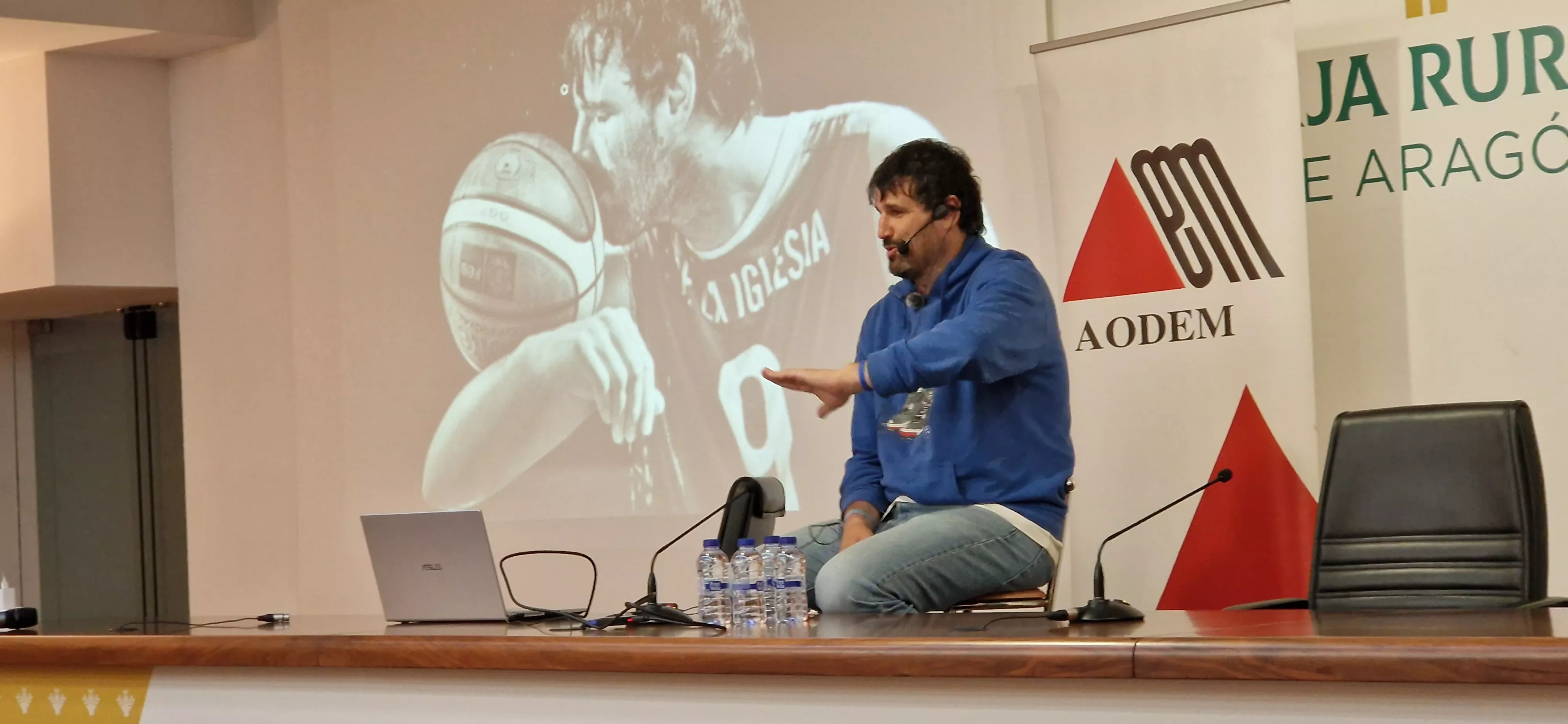 Charla de Asier de la Iglesia en Huesca sobre esclerosis múltiple. Foto Myriam Martínez