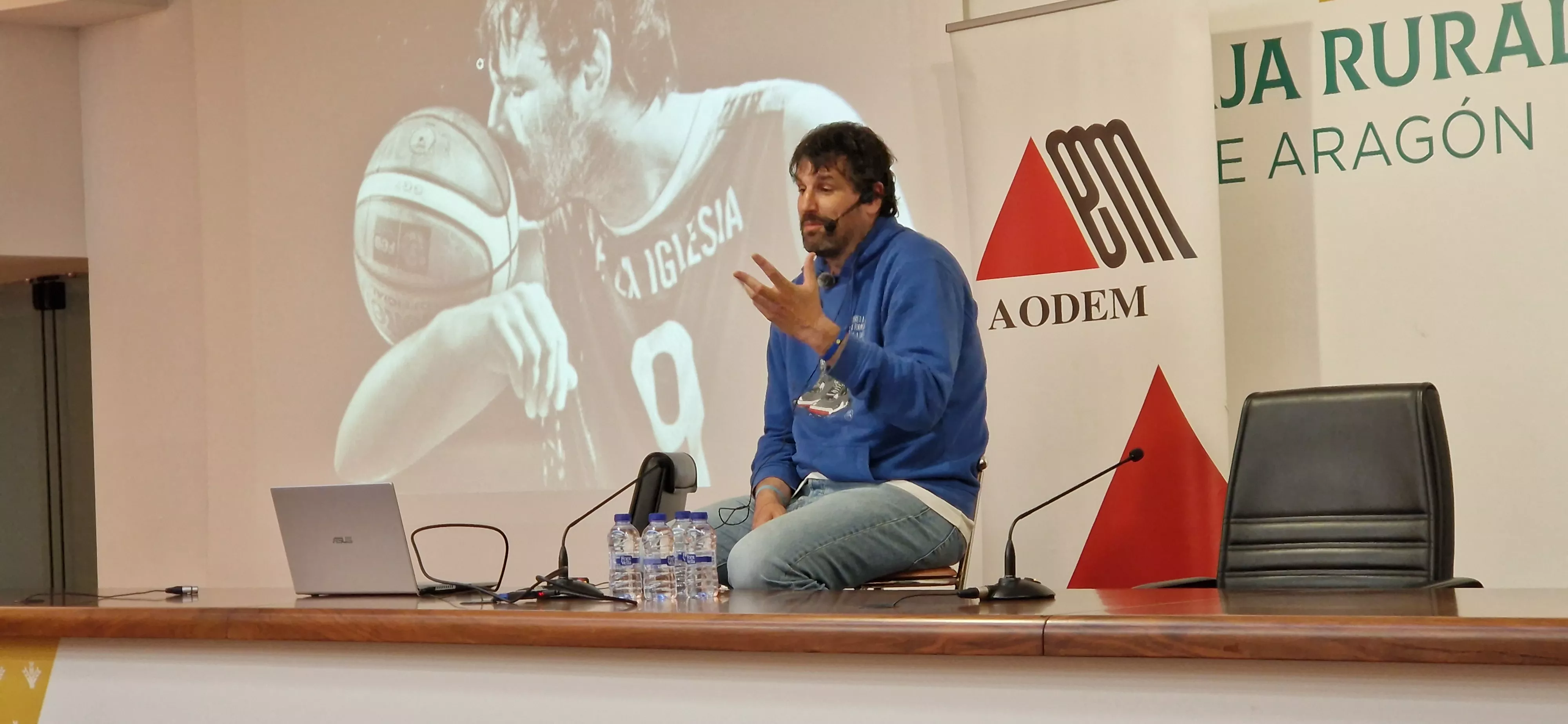 Charla de Asier de la Iglesia en Huesca sobre esclerosis múltiple. Foto Myriam Martínez