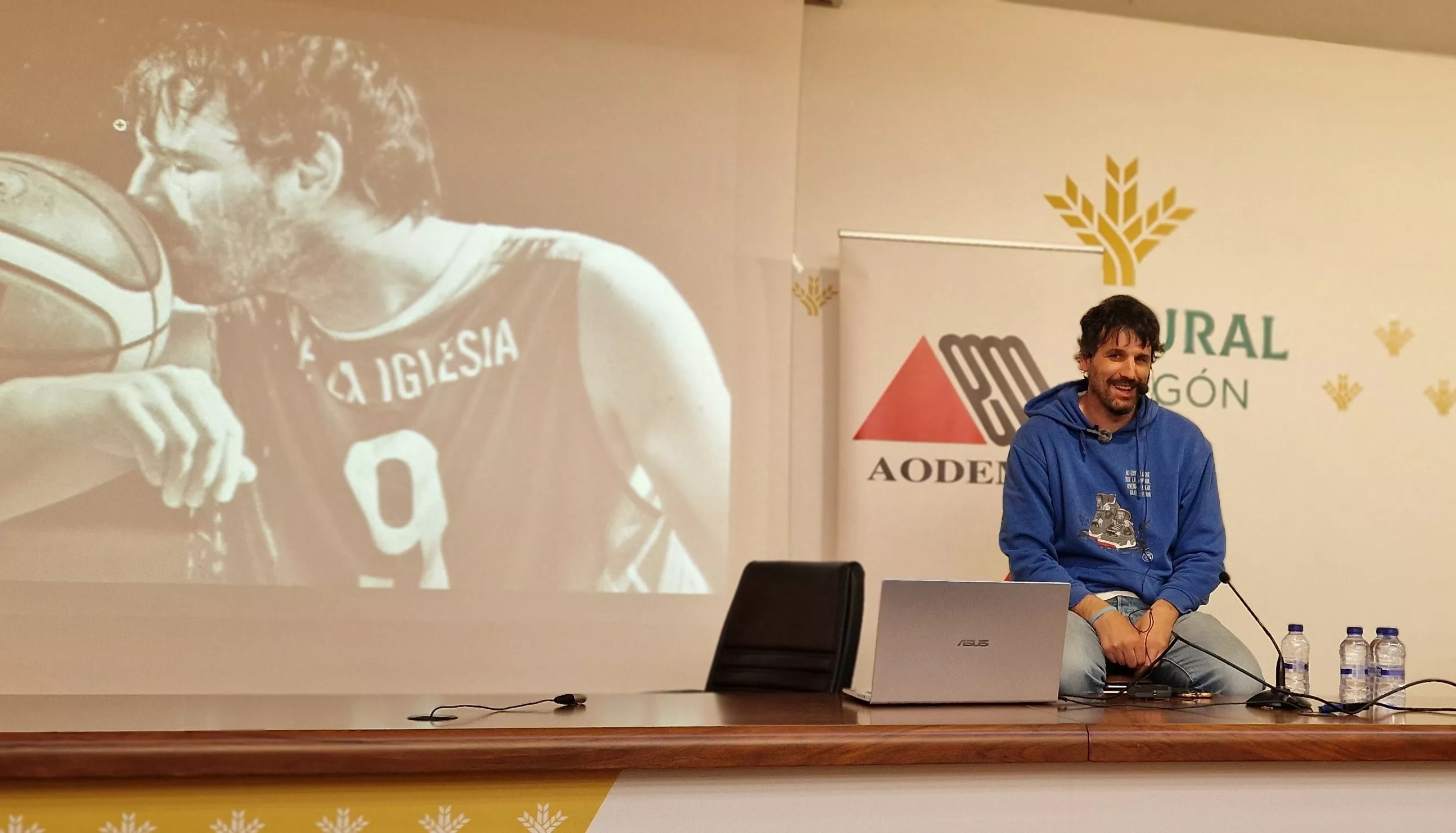 Charla de Asier de la Iglesia en Huesca sobre esclerosis múltiple. Foto Myriam Martínez