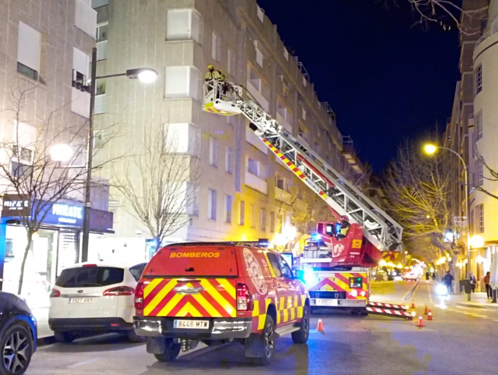 Los bomberos actúan en el inmueble de Plaza de Navarra 7 de Huesca