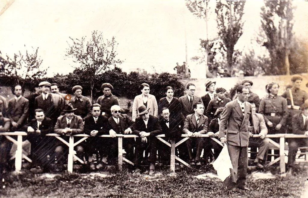 Autoridades, público y el juez de línea de la inauguración de Villa Isabel