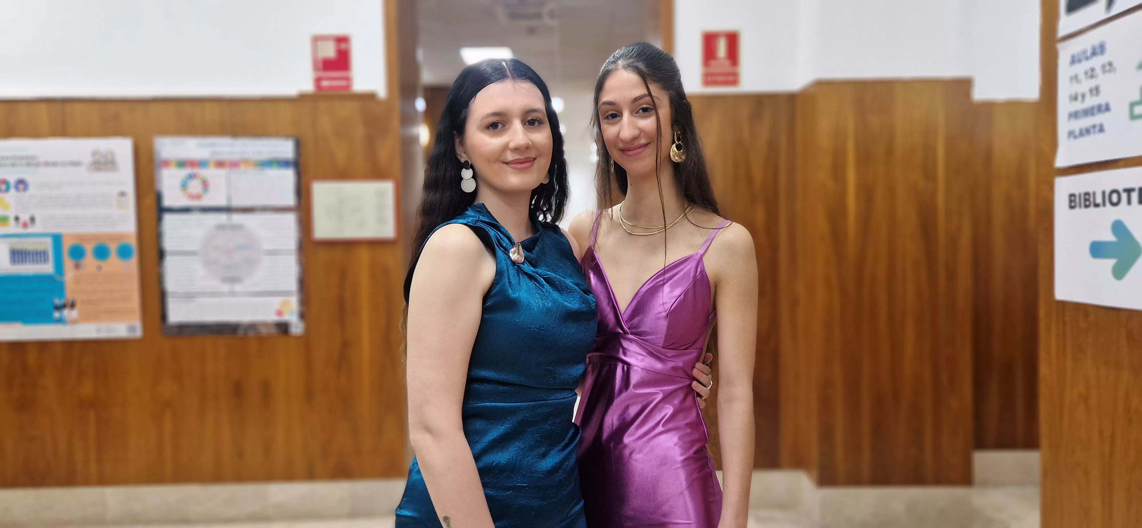 Lucía Morales y Alba Obispo. Fiesta anual del Colegio Mayor Universitario 'Ramón Acín'. Foto Myriam Martínez