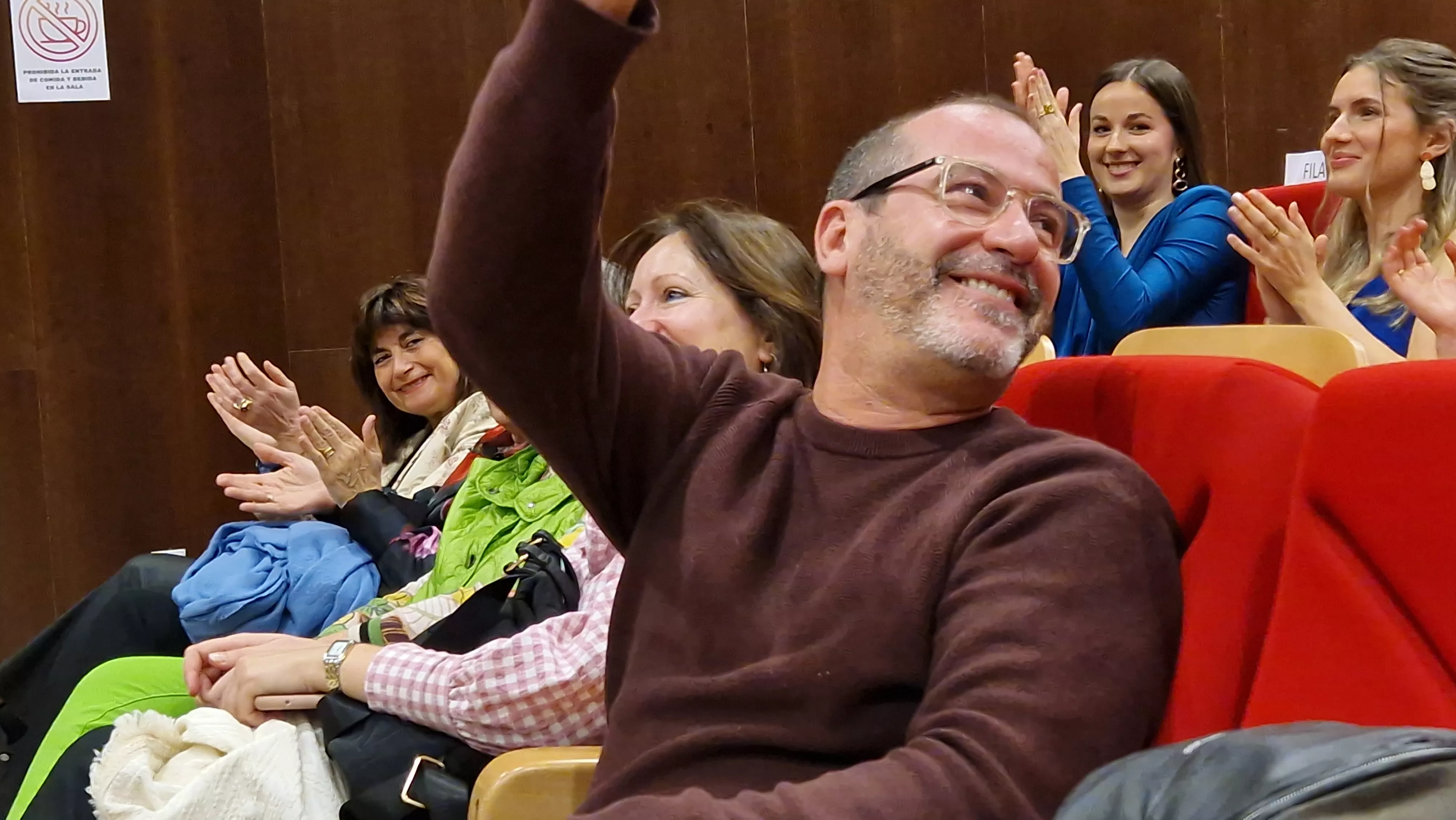 Juli, saluda al alumnado. Foto Myriam Martínez