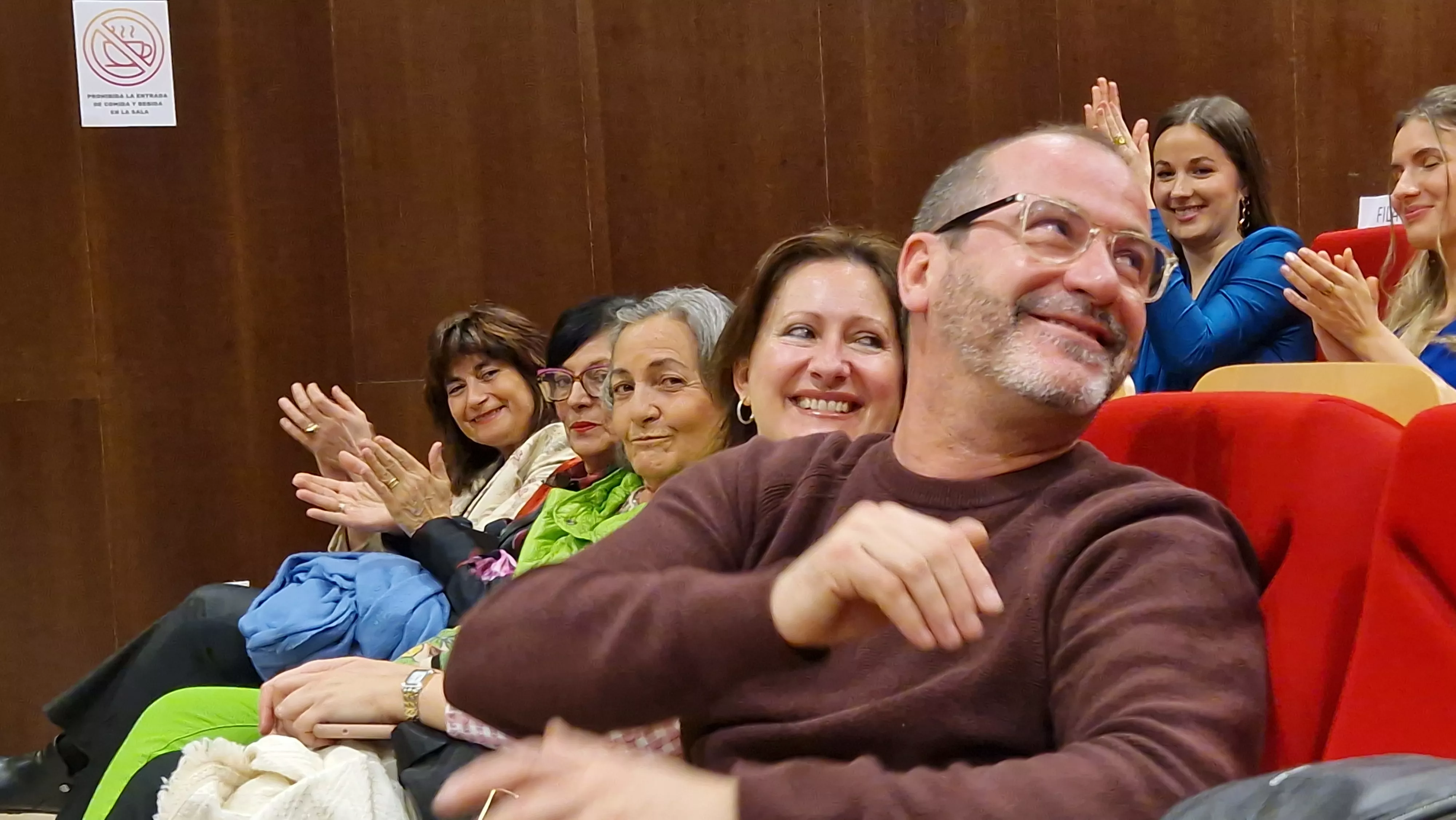 Juli, saluda al alumnado. Foto Myriam Martínez